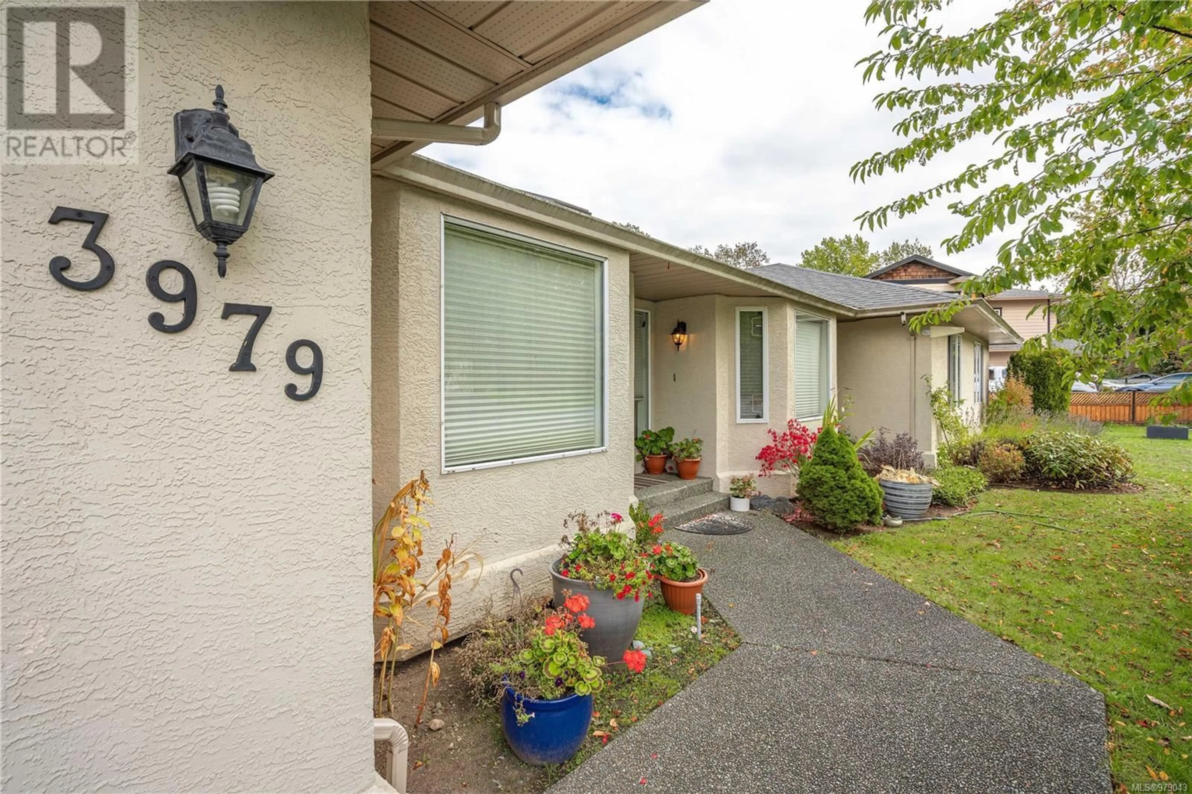 Frontside or backside of a home, the street view for 3979 Blue Ridge Pl, Saanich British Columbia V8Z2V3