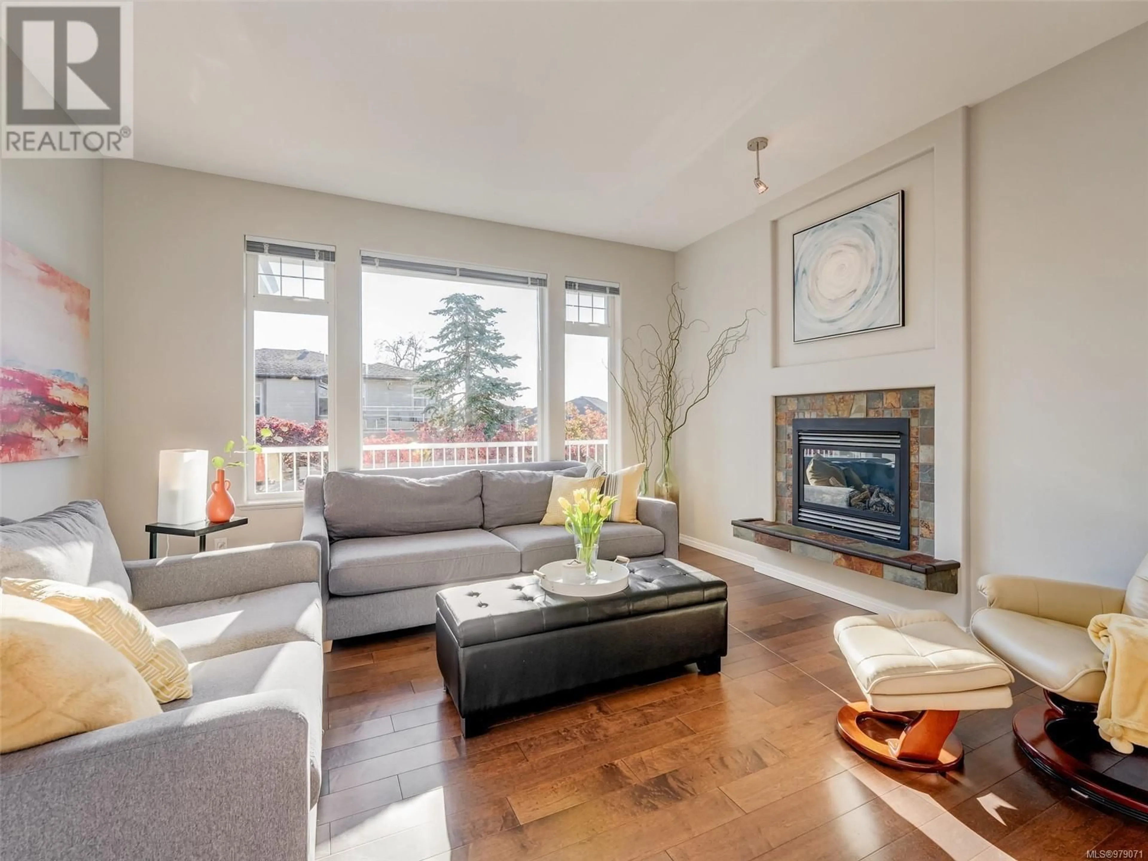 Living room, wood floors for 21 759 Sanctuary Crt, Saanich British Columbia V8X5L6