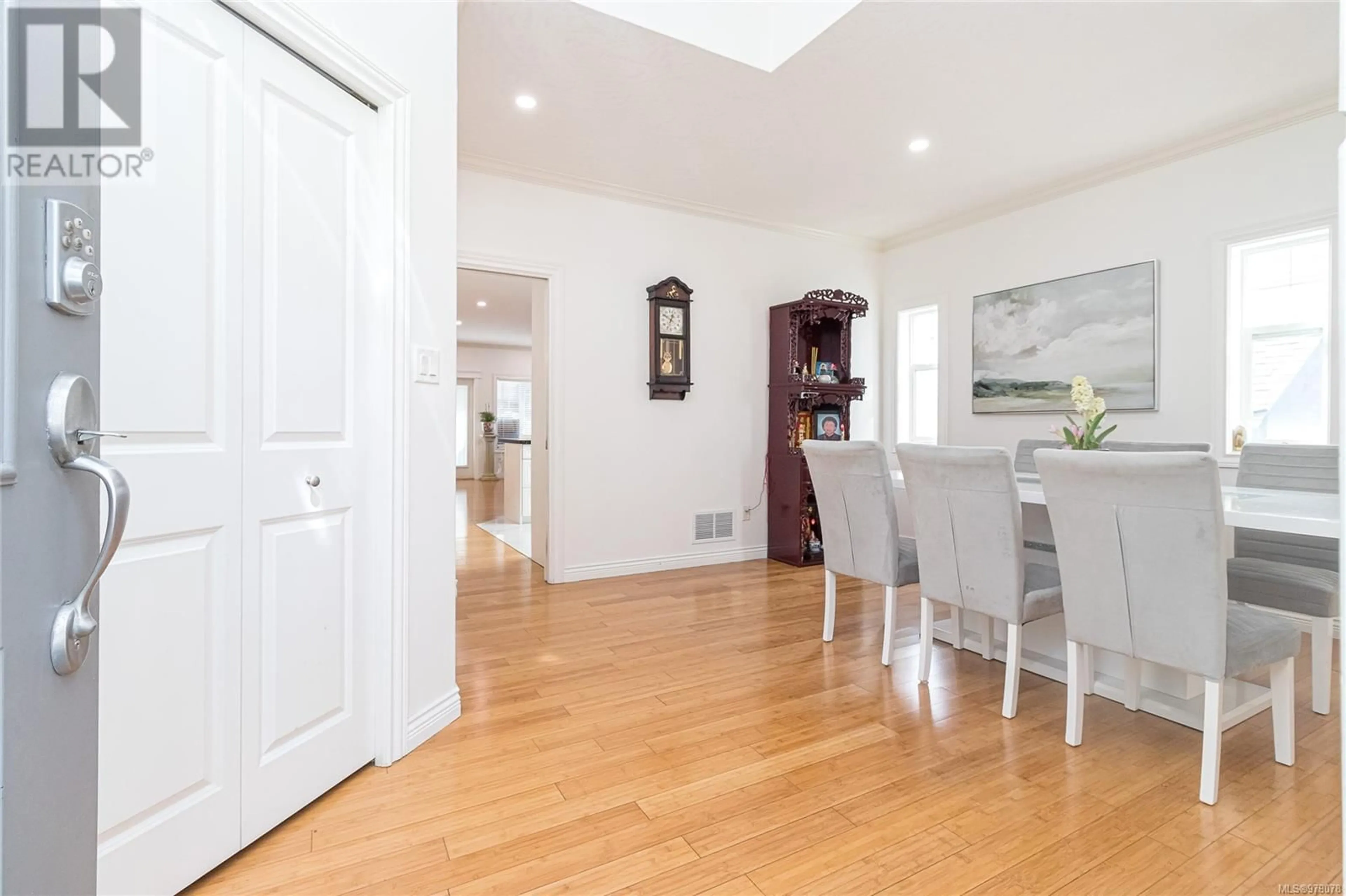 Indoor foyer, wood floors for 727 Rogers Ave, Saanich British Columbia V8X5K6