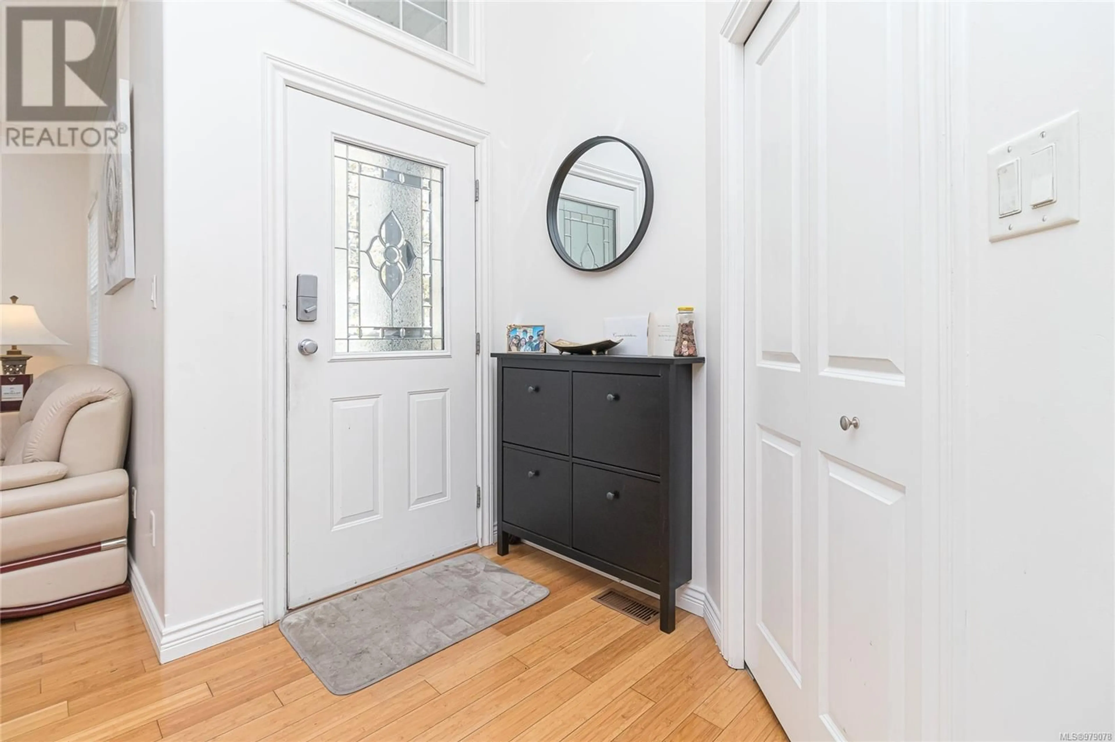 Indoor entryway, wood floors for 727 Rogers Ave, Saanich British Columbia V8X5K6