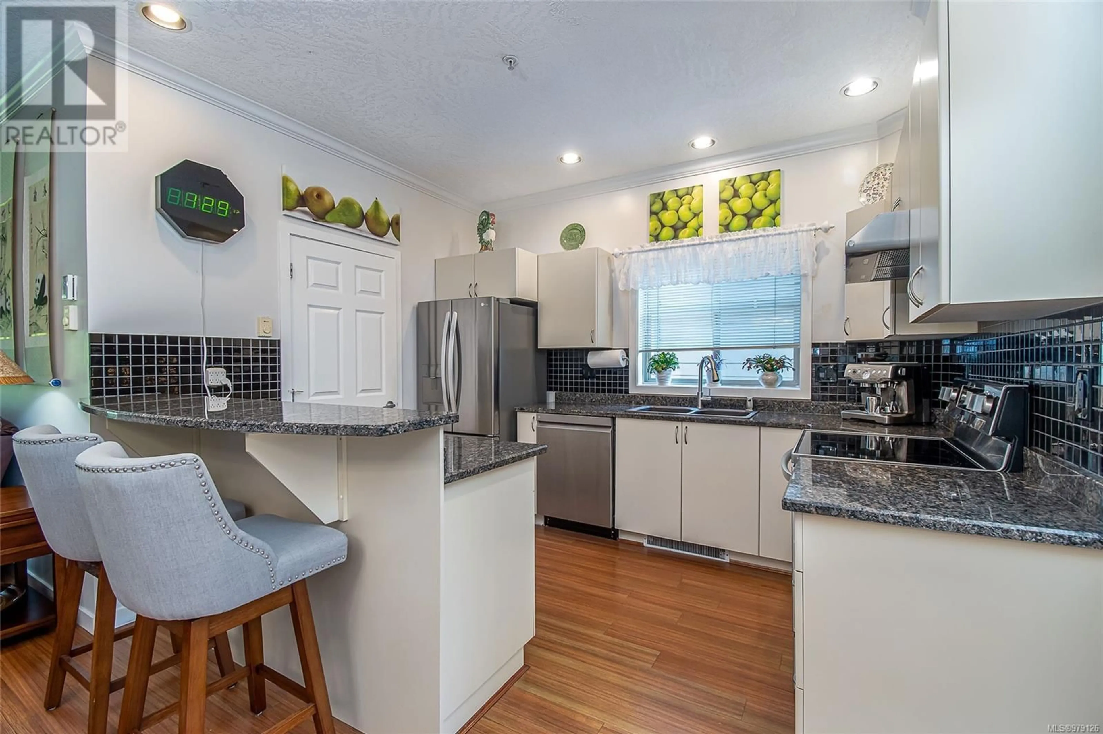 Open concept kitchen for 110 2120 Harrow Gate, Langford British Columbia V9B6R4