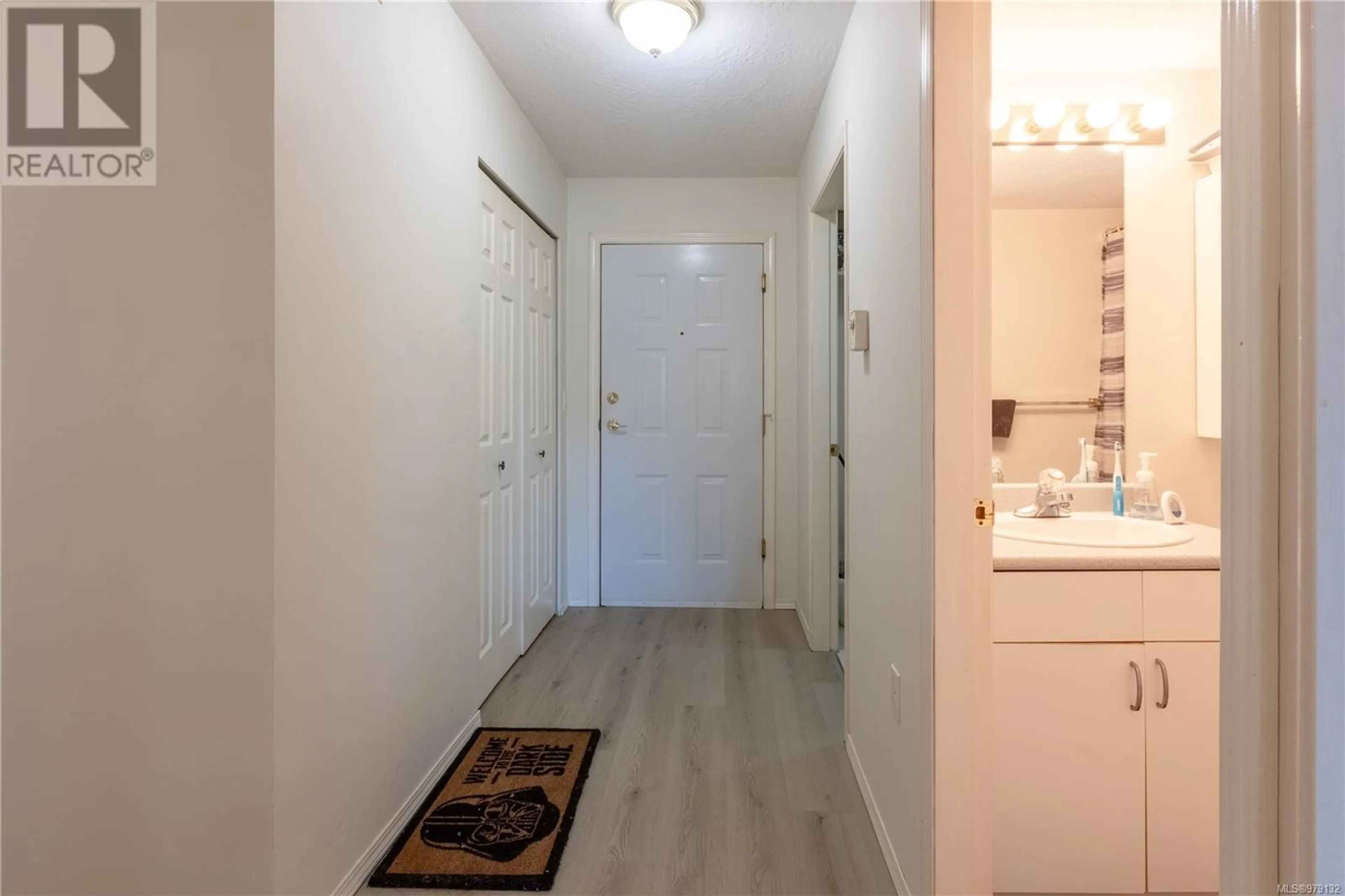 Indoor entryway, wood floors for 202 3855 11th Ave, Port Alberni British Columbia V9Y4Z2