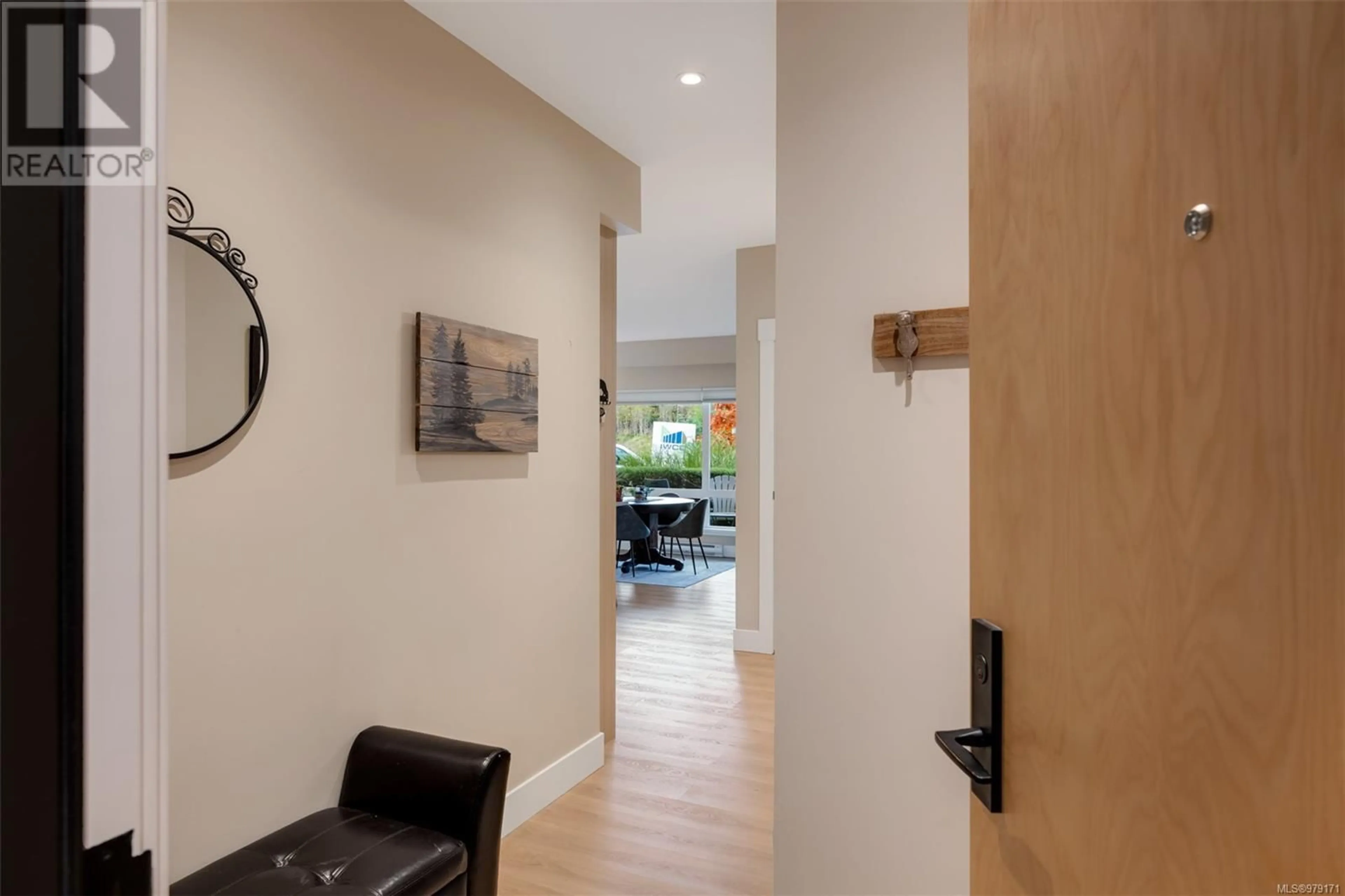 Indoor entryway, wood floors for 104 2500 Hackett Cres, Central Saanich British Columbia V8M0C1