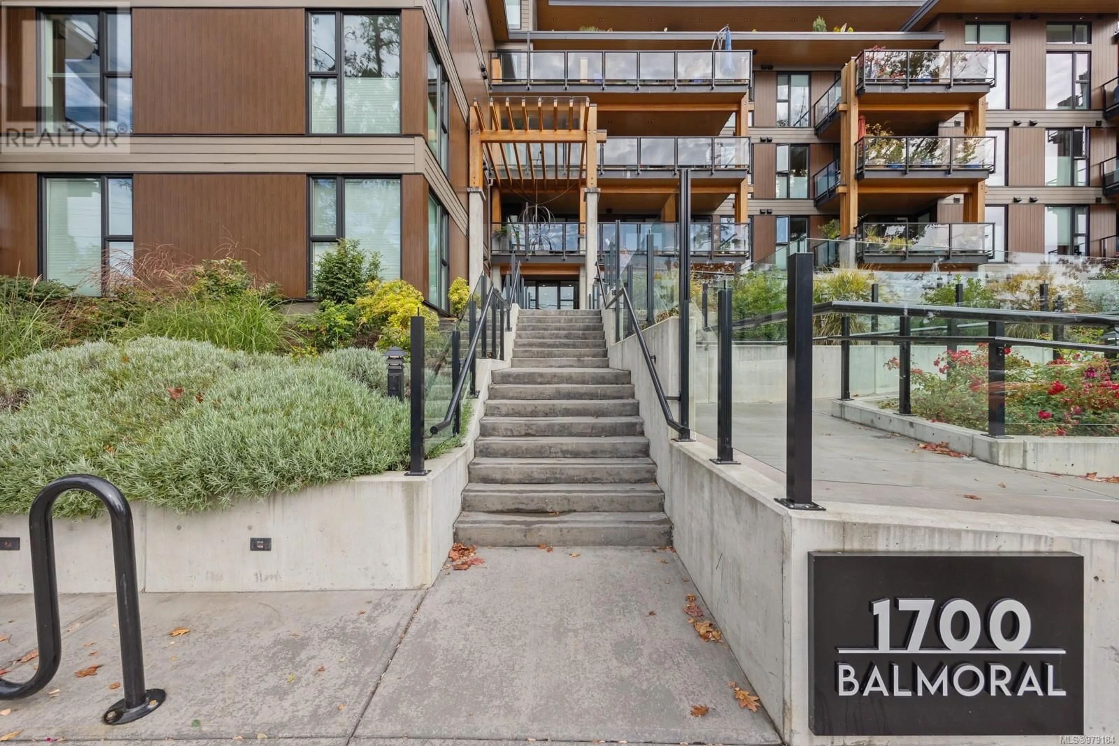 Indoor foyer, cement floor for 109 1700 Balmoral Ave, Comox British Columbia V9M2N1