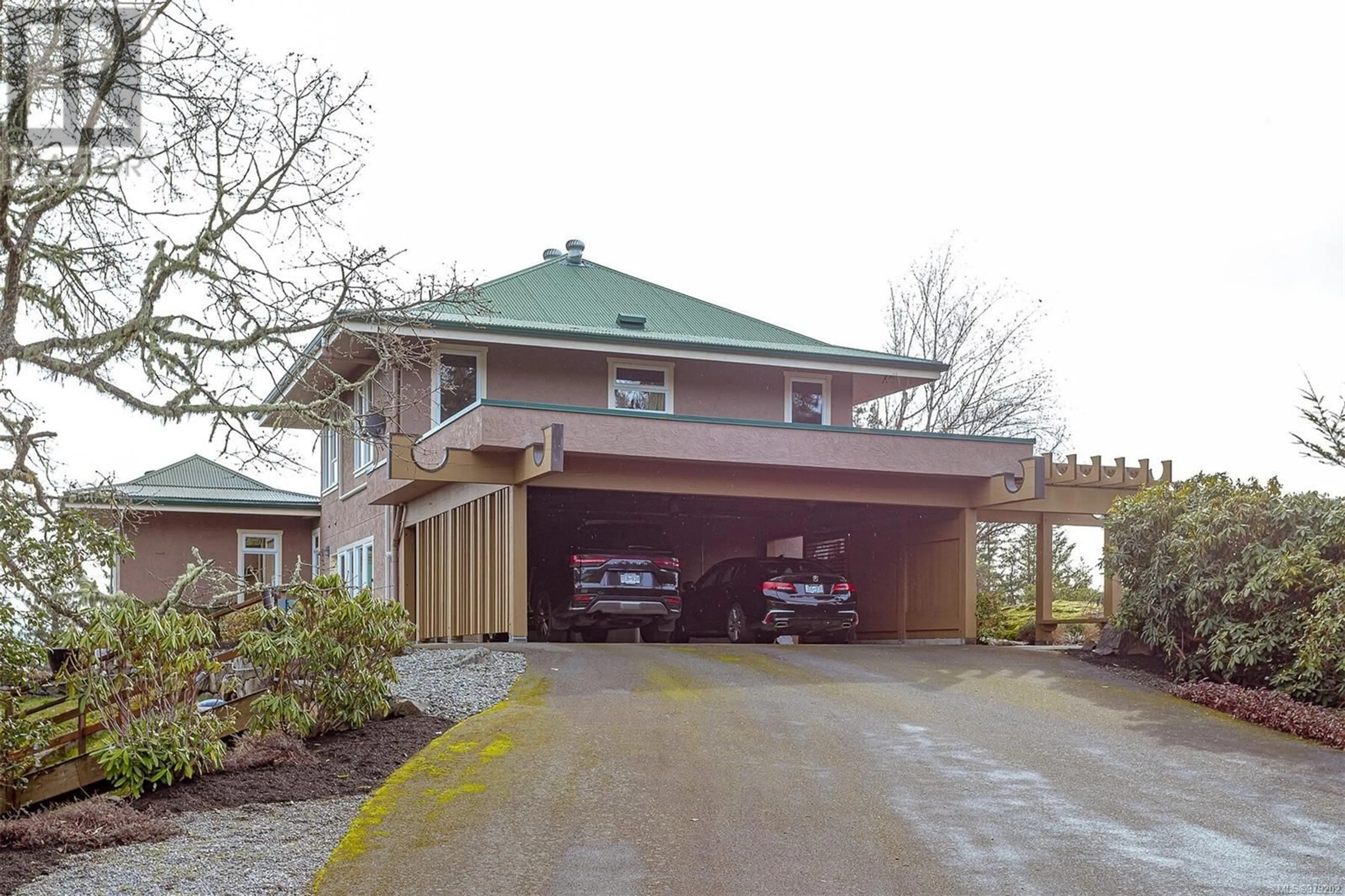 Indoor garage, wood floors for 4303 Munn Rd, Highlands British Columbia V9E1C8