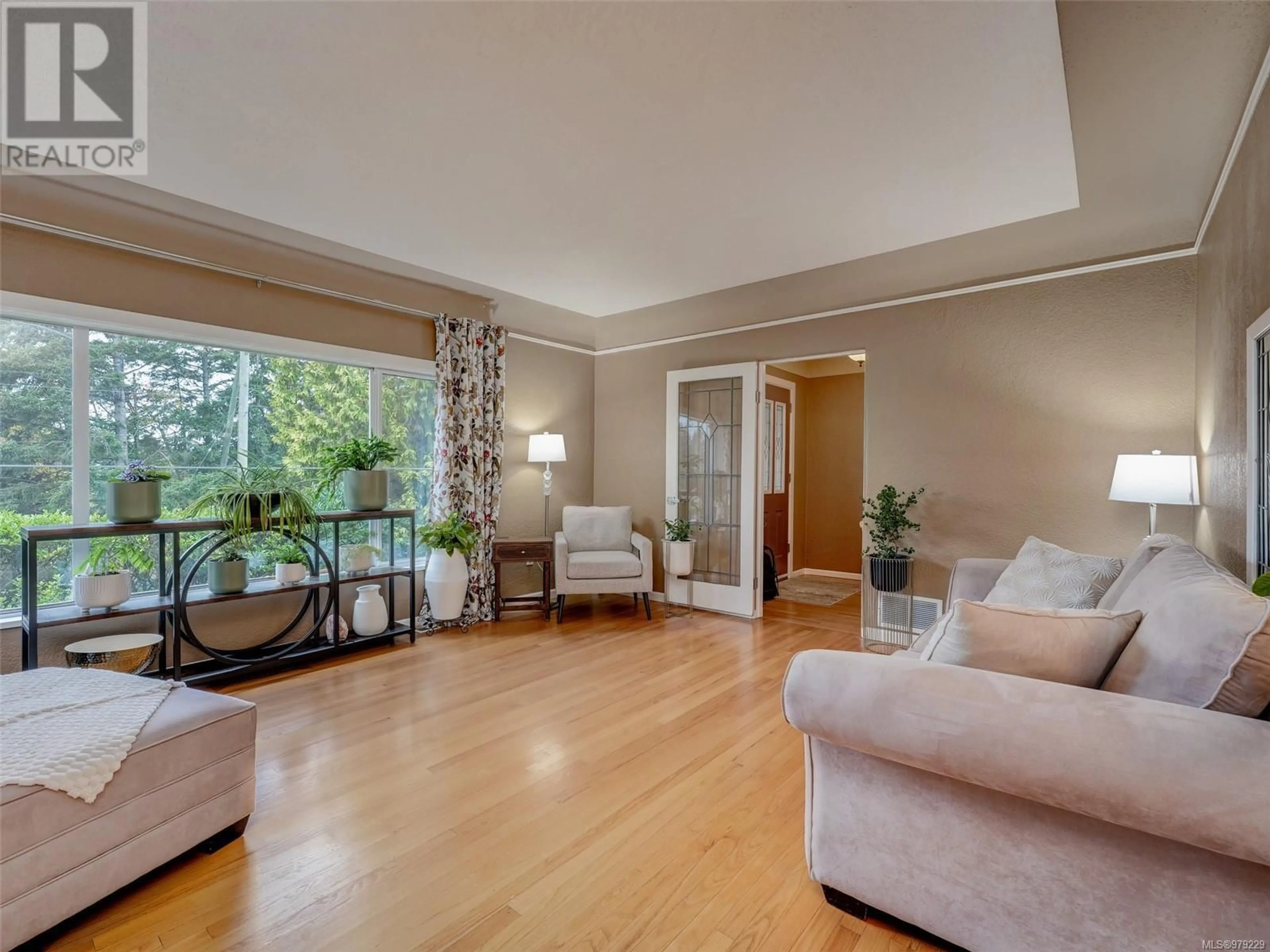 Living room, wood floors for 1 170 Gorge Rd W, Saanich British Columbia V9A1M4