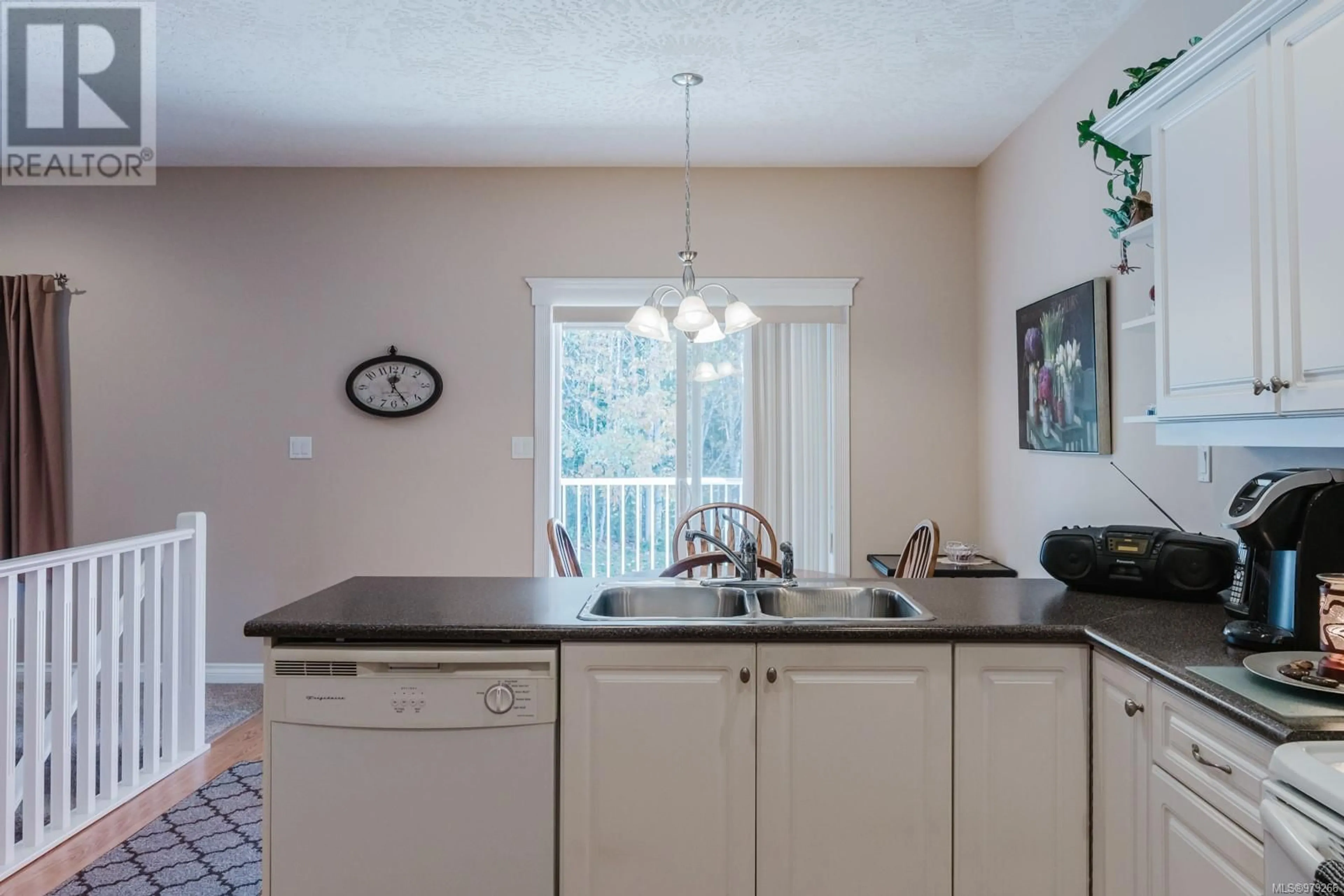 Open concept kitchen for 38 1150 Walkem Rd, Ladysmith British Columbia V9G1S1