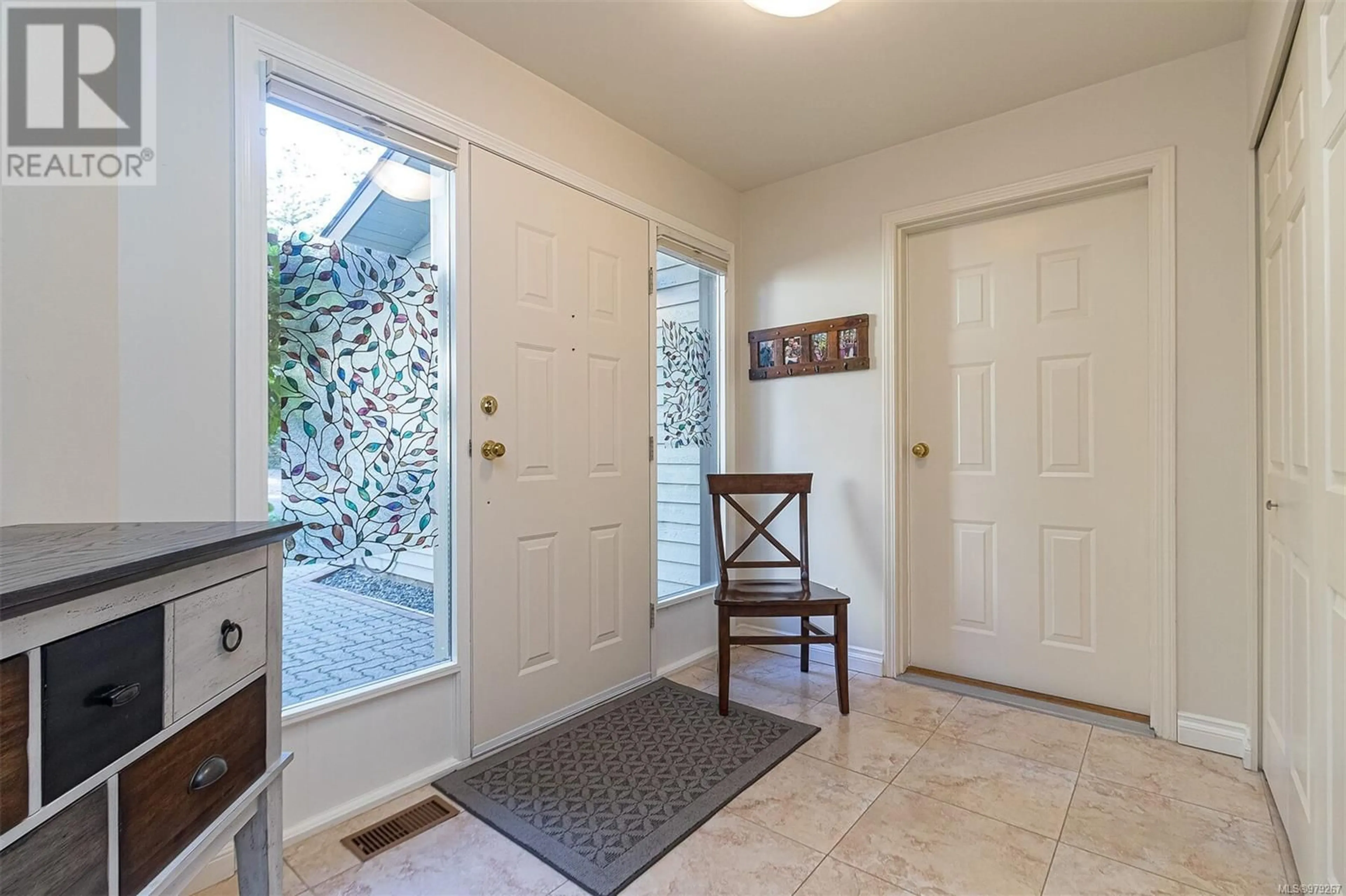 Indoor entryway, carpet floors for 53 1255 Wain Rd, North Saanich British Columbia V8L4R4