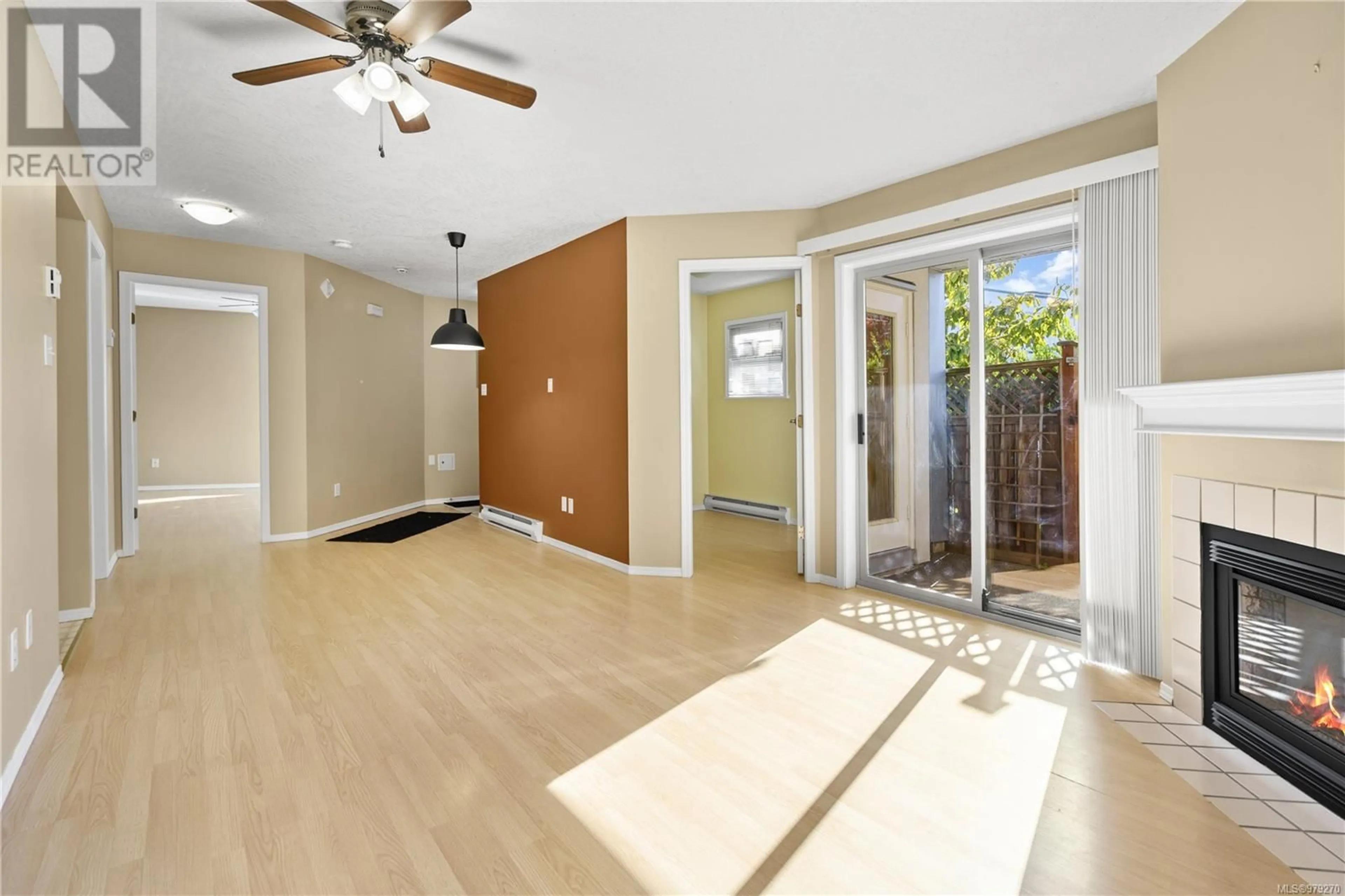 Indoor entryway, wood floors for 8 930 North Park St, Victoria British Columbia V8T1C6