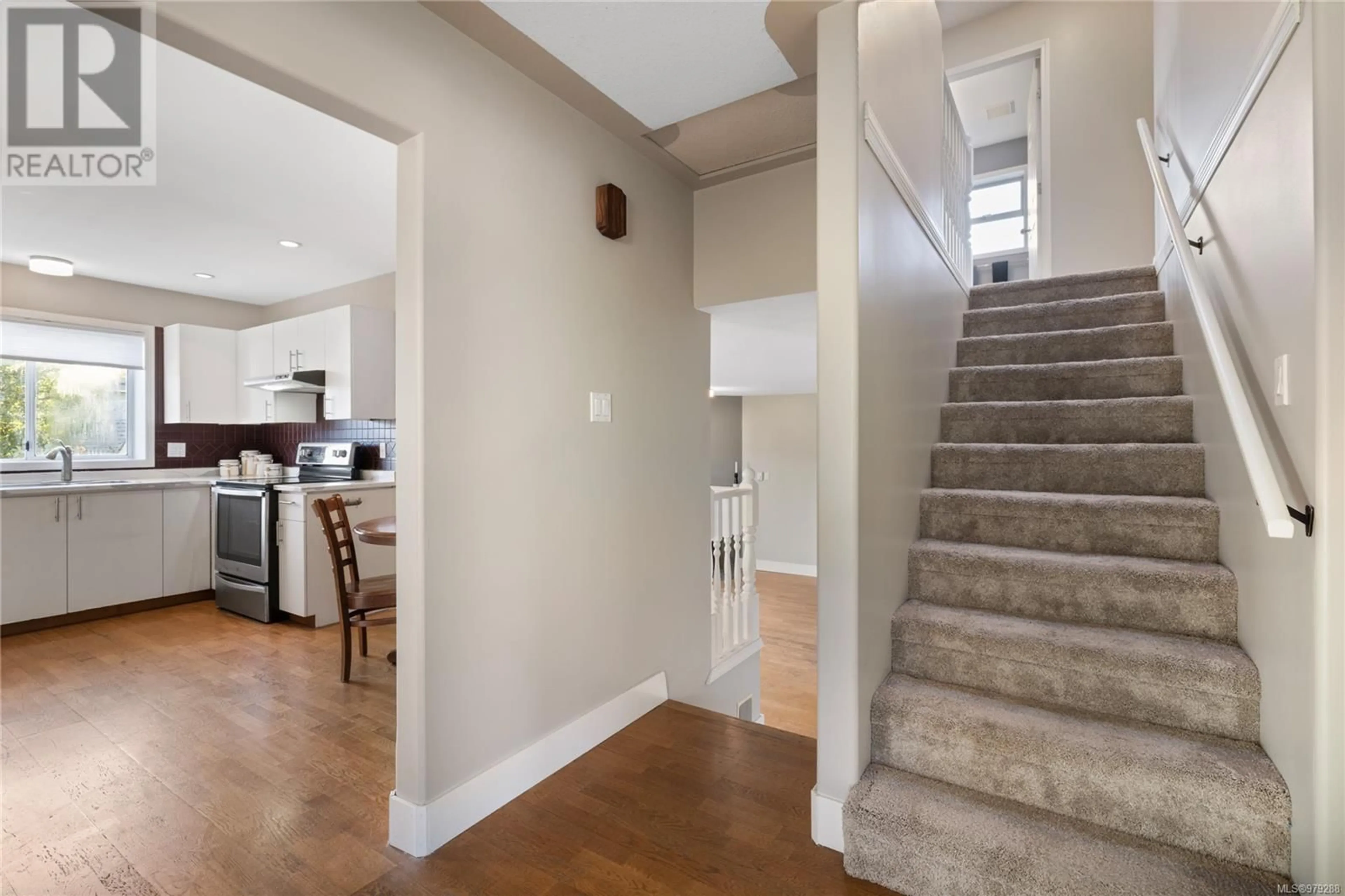 Indoor entryway, wood floors for 5943 Indigo Pl, Nanaimo British Columbia V9V1K4