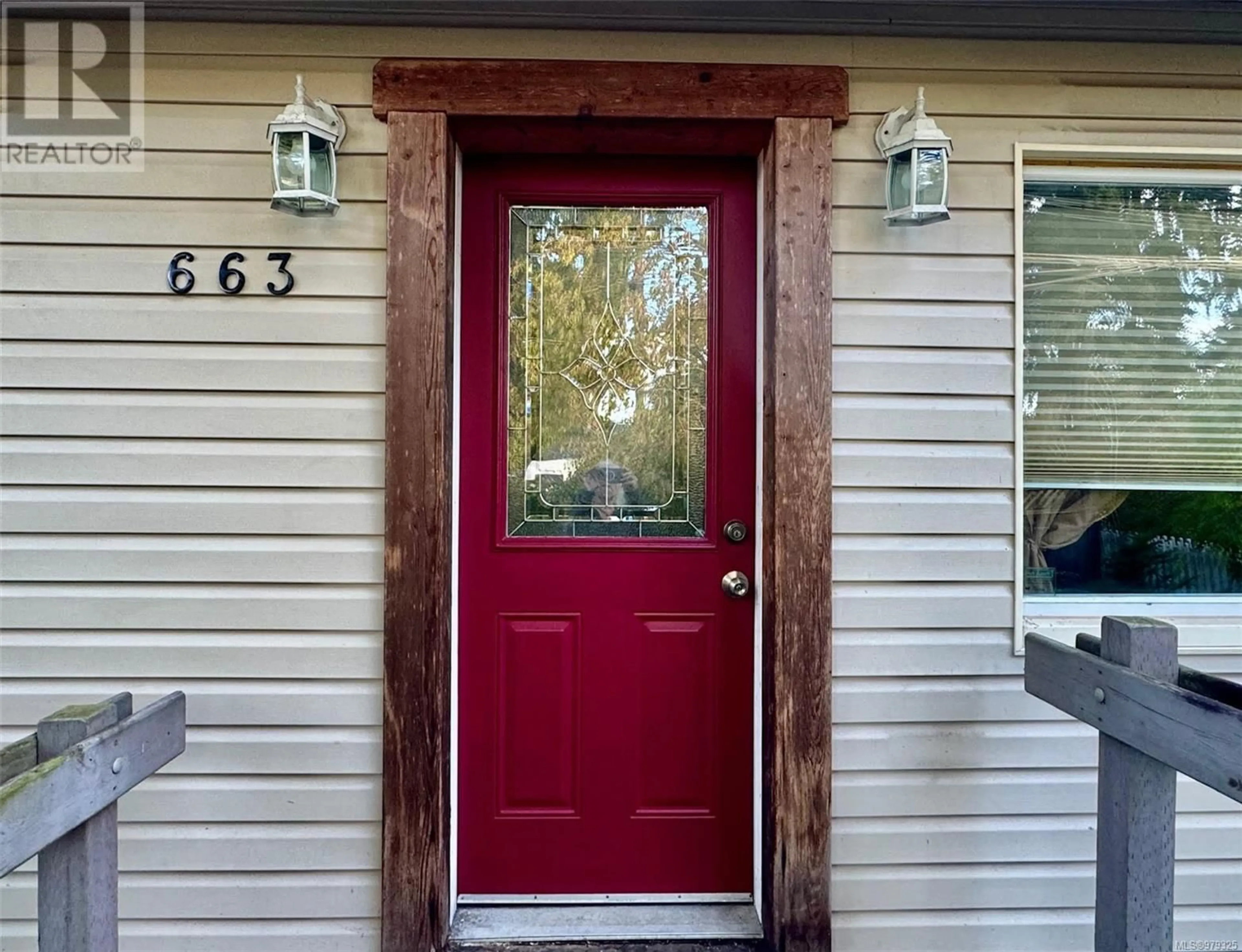 Indoor entryway, wood floors for 663 Kelly Rd, Colwood British Columbia V9B2A6