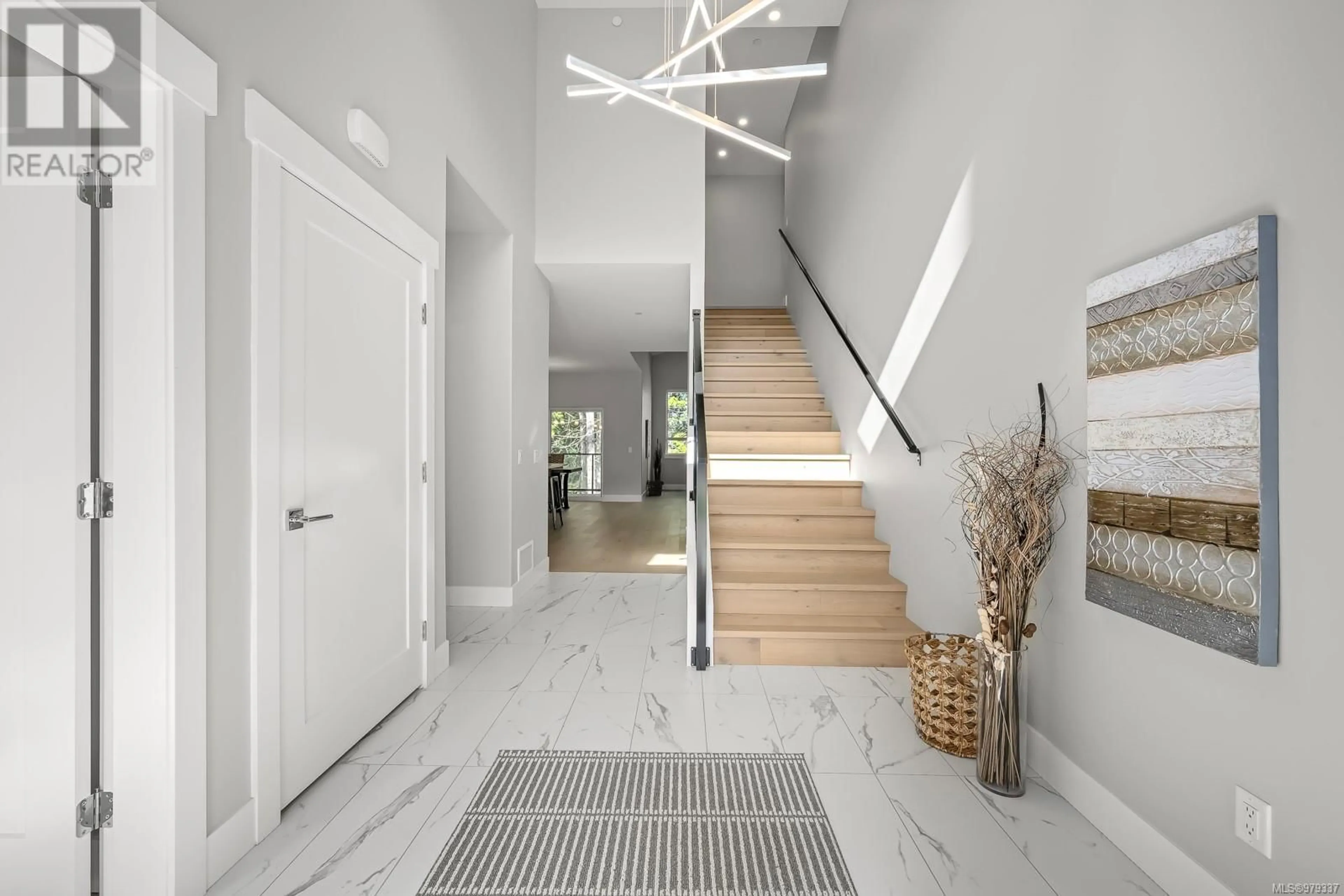 Indoor entryway for 3236 KLANAWA CRESCENT, Courtenay British Columbia V9N0H4