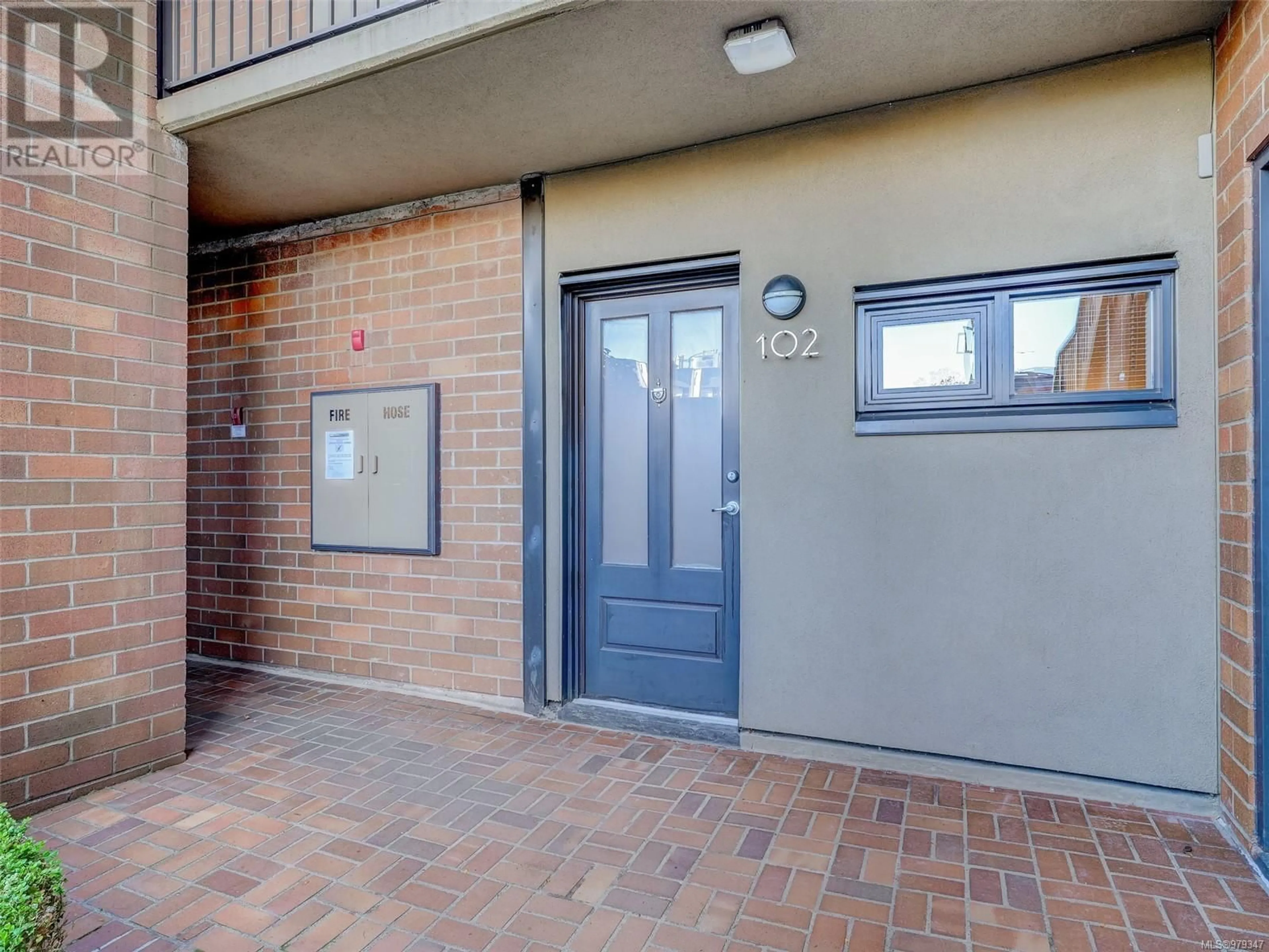 Indoor foyer for 102 103 Gorge Rd E, Victoria British Columbia V9A6Z2