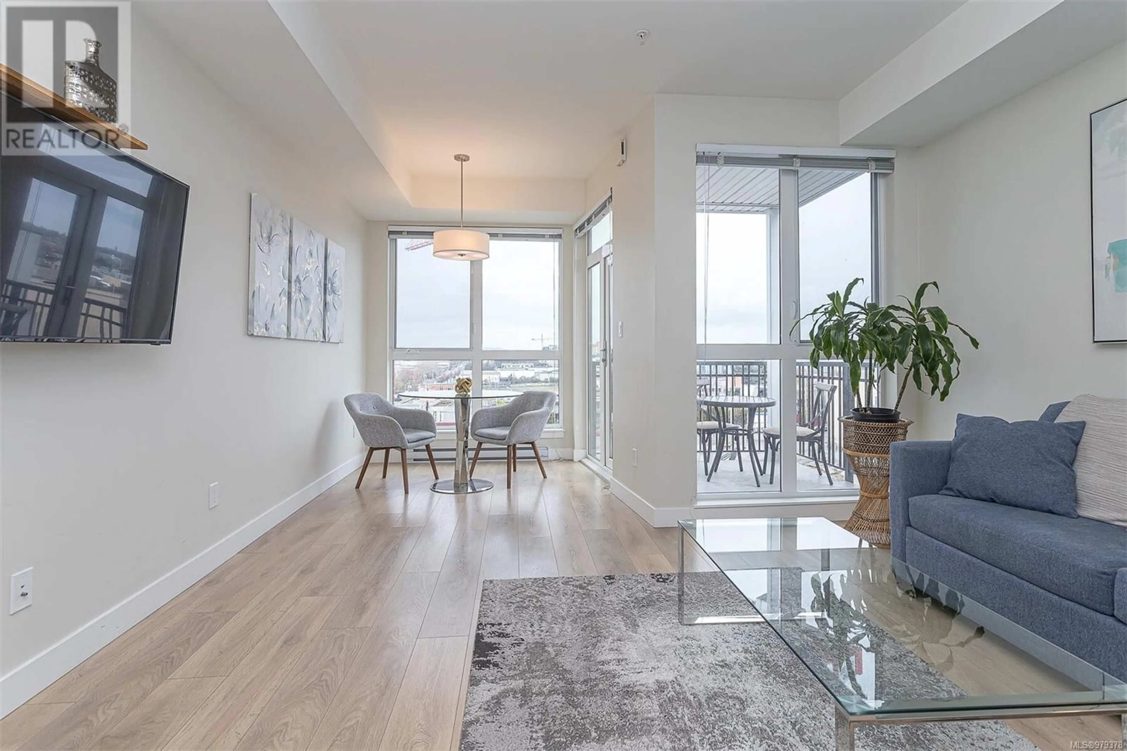 Indoor entryway, wood floors for 501 613 Herald St, Victoria British Columbia V8W1S8