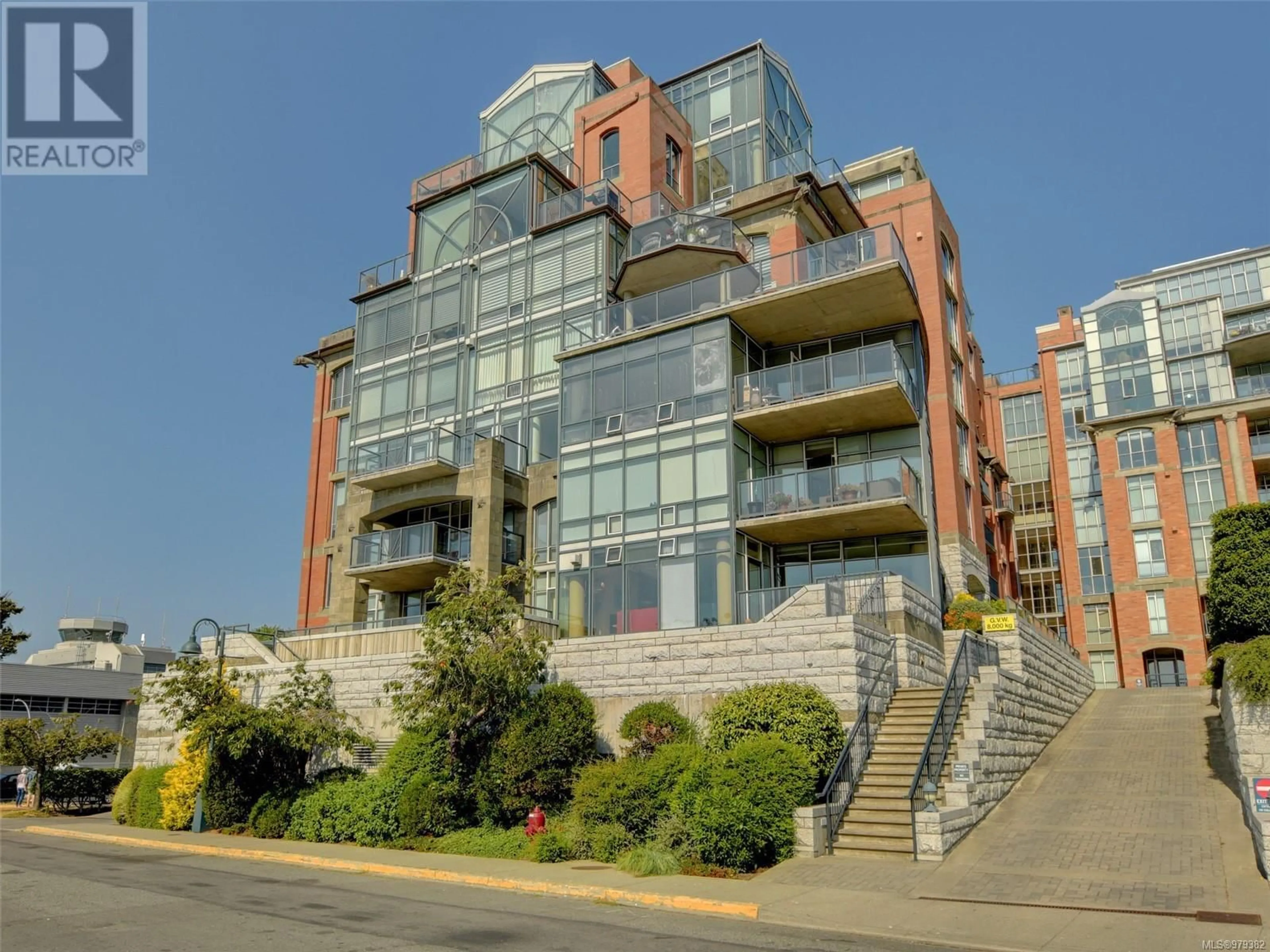 A pic from exterior of the house or condo, the front or back of building for 16 21 Dallas Rd, Victoria British Columbia V8V4Z9