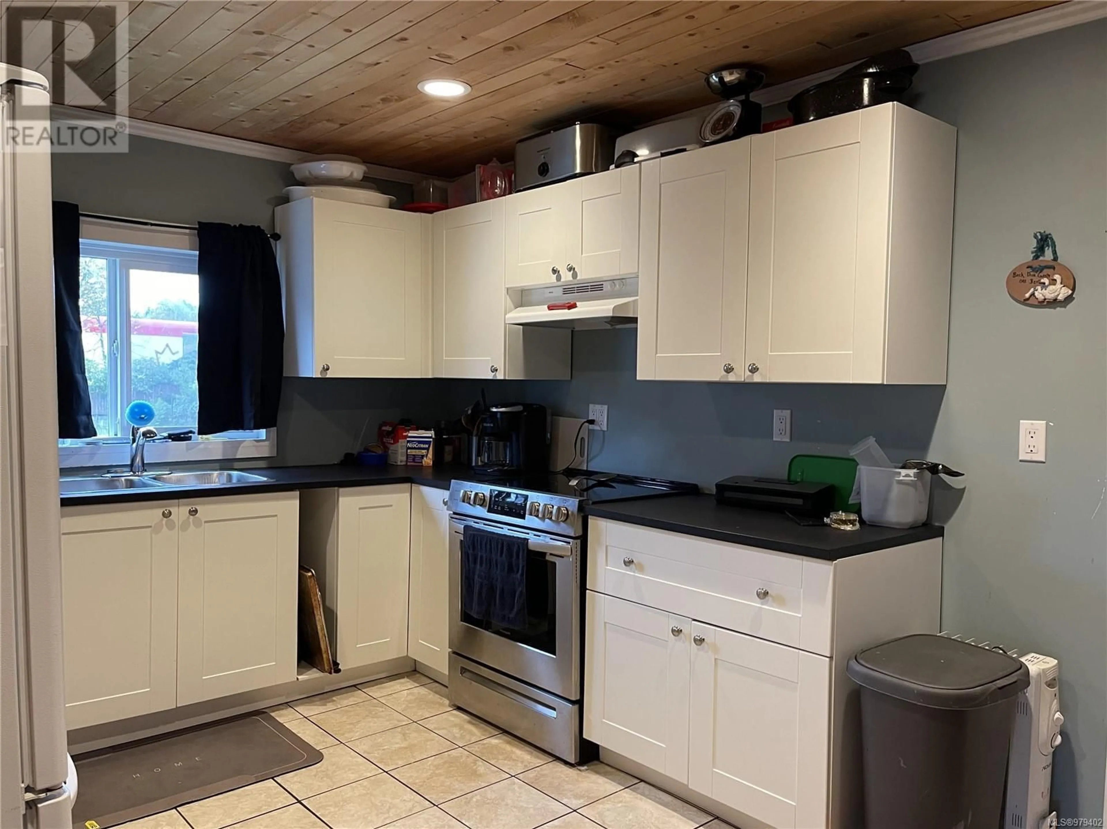 Standard kitchen, wood floors, cottage for 5164 Heaslip Rd, Port Alberni British Columbia V9Y6Z9