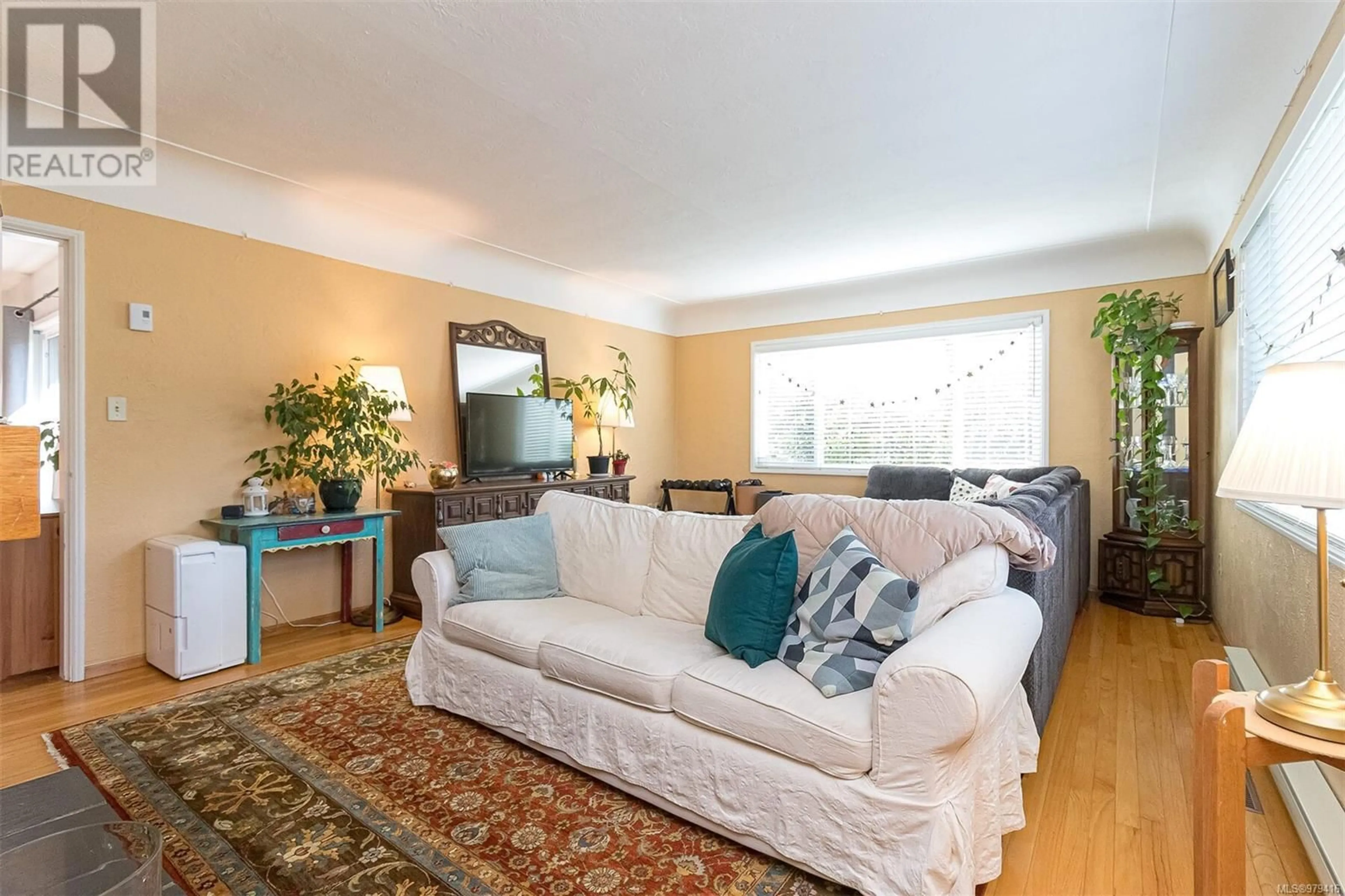 Living room, wood floors for 1005/1007 Clare St, Victoria British Columbia V8S5B5