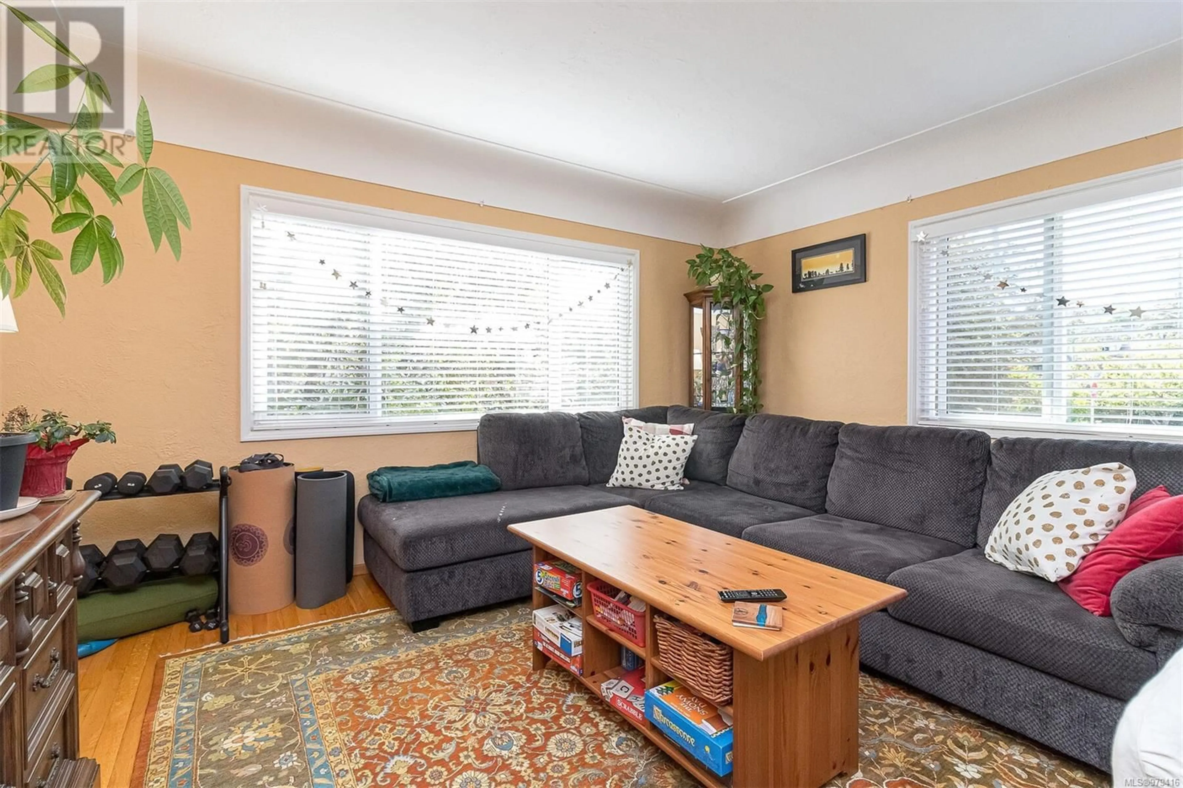 Living room, wood floors for 1005/1007 Clare St, Victoria British Columbia V8S5B5