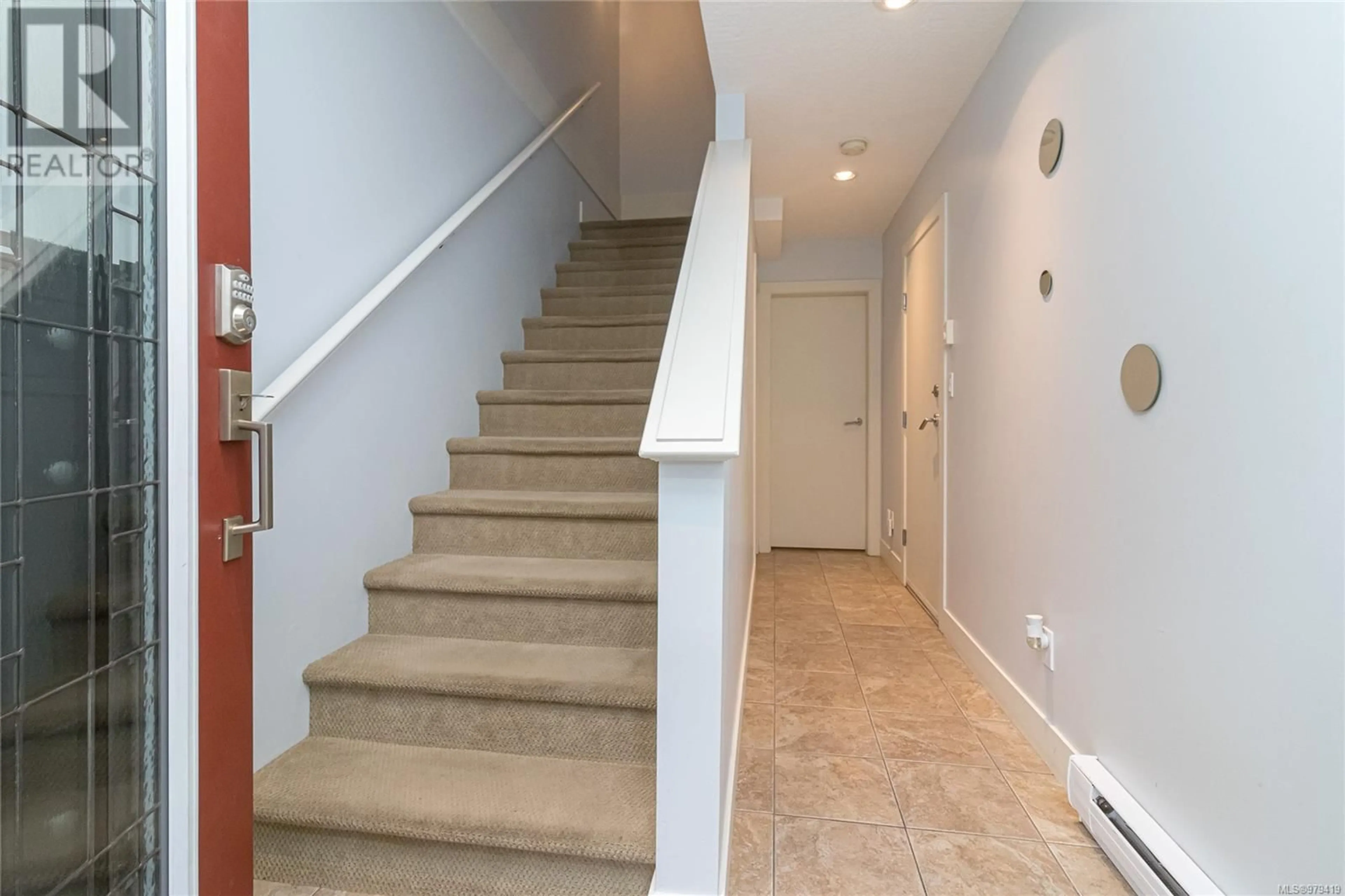 Indoor entryway, carpet floors for 914 NORTH HILL Pl, Langford British Columbia V9B0J1