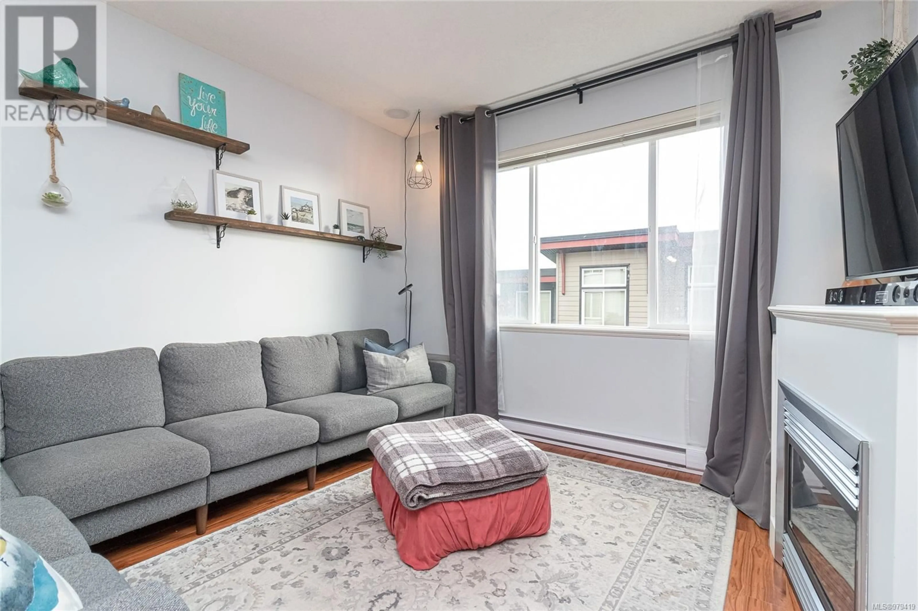 Living room, wood floors for 914 NORTH HILL Pl, Langford British Columbia V9B0J1