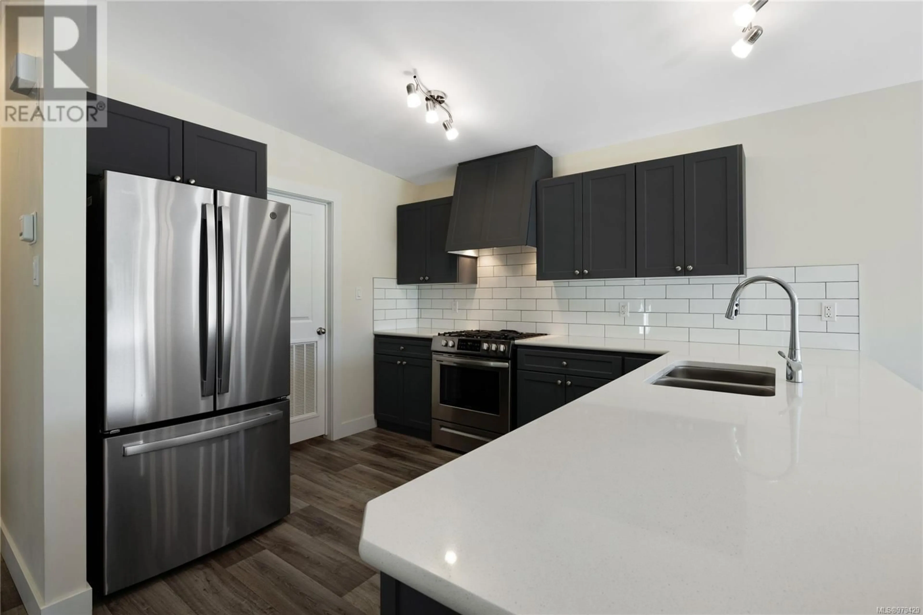 Open concept kitchen for 653 Yambury Rd, Qualicum Beach British Columbia V9K1C5