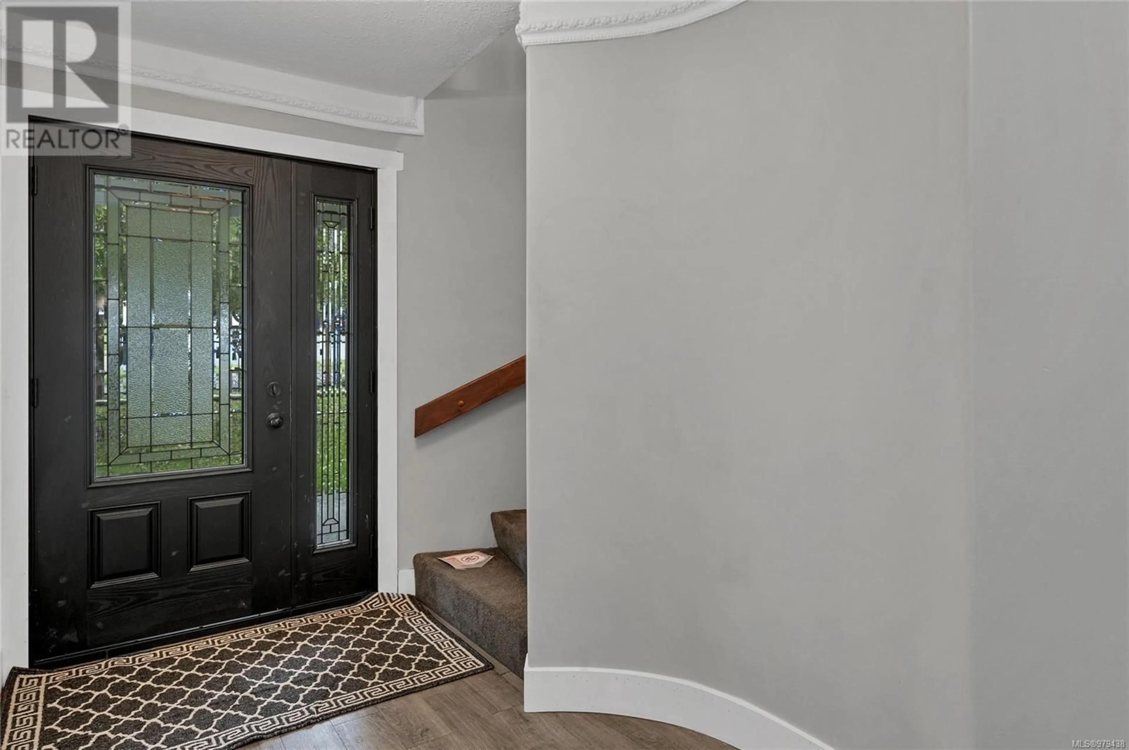 Indoor entryway, wood floors for 875 Alder St S, Campbell River British Columbia V9W1Z4