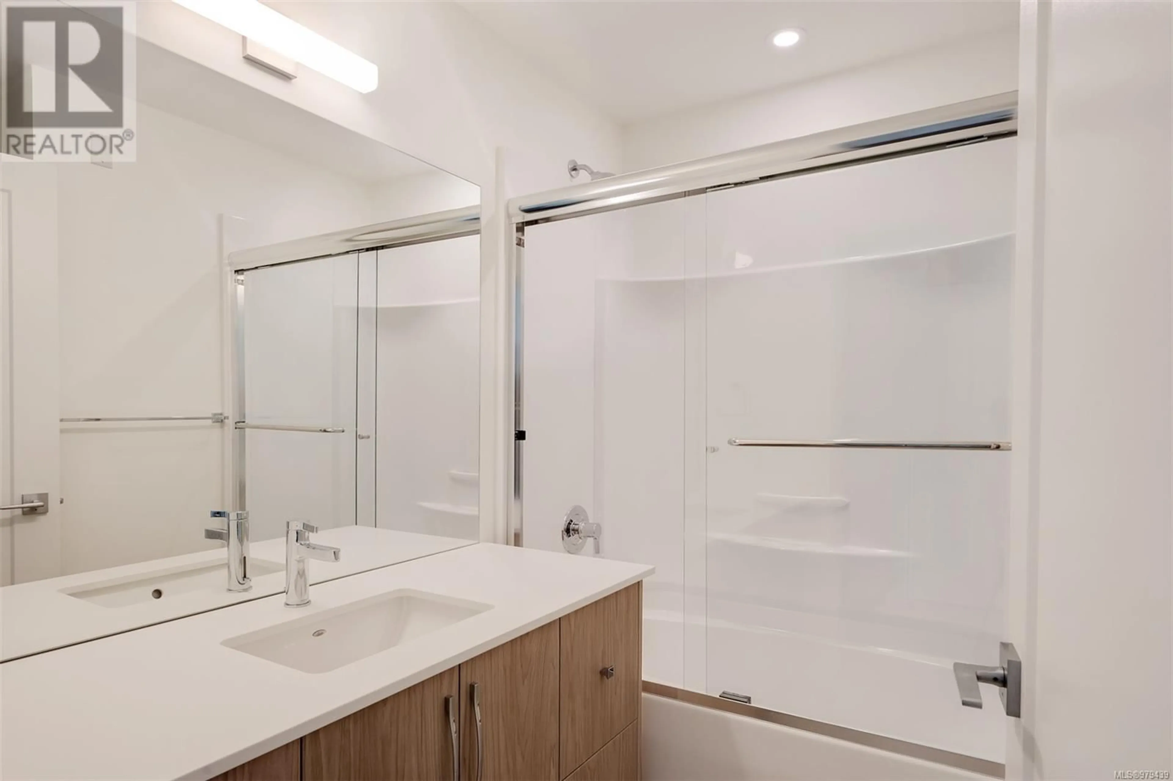 Standard bathroom, wood floors for 202 9716 Third St, Sidney British Columbia V8L3A2