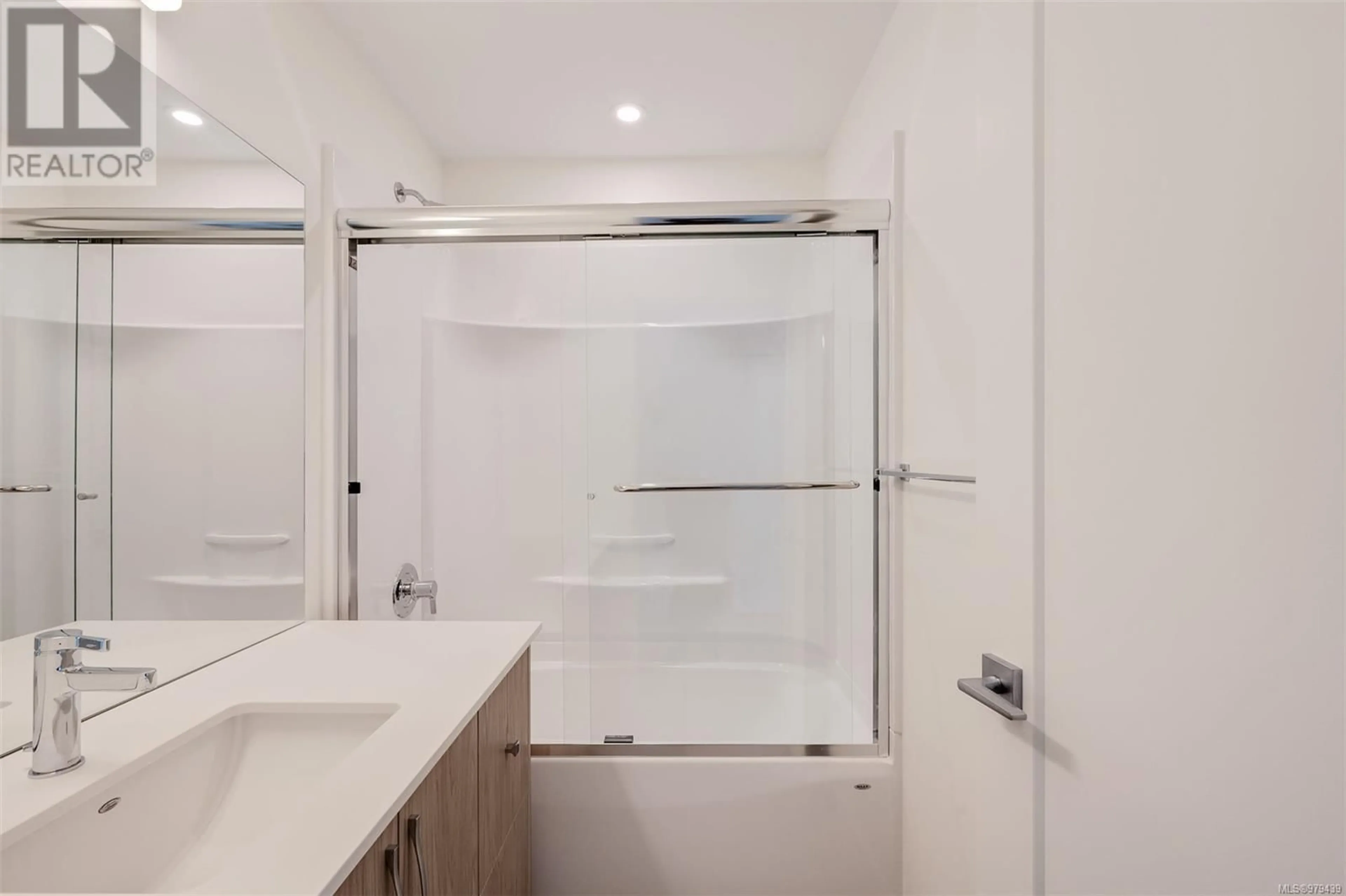 Standard bathroom, not visible floor for 202 9716 Third St, Sidney British Columbia V8L3A2