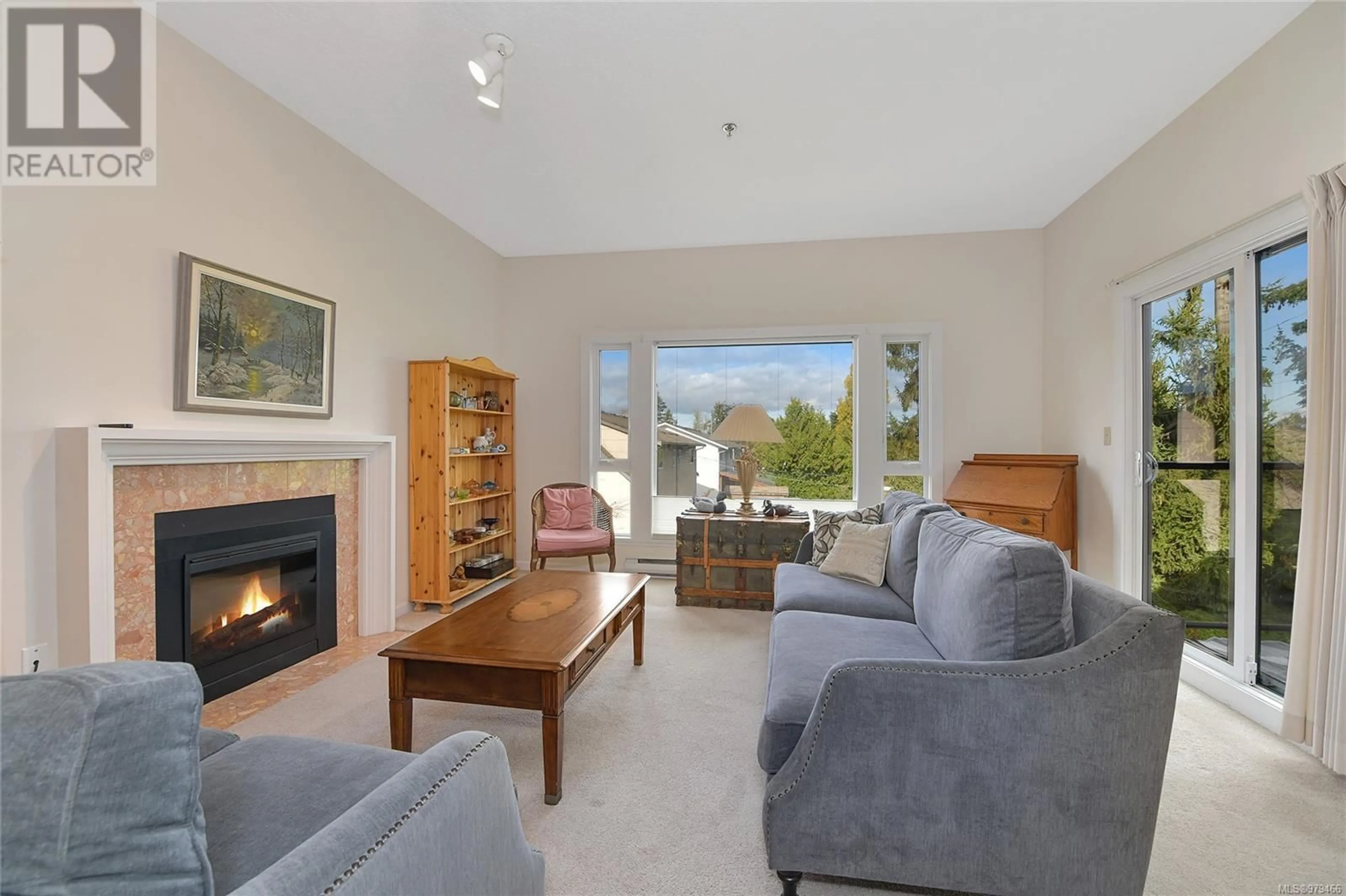 Living room, wood floors for 302 3969 Shelbourne St, Saanich British Columbia V8N6J5