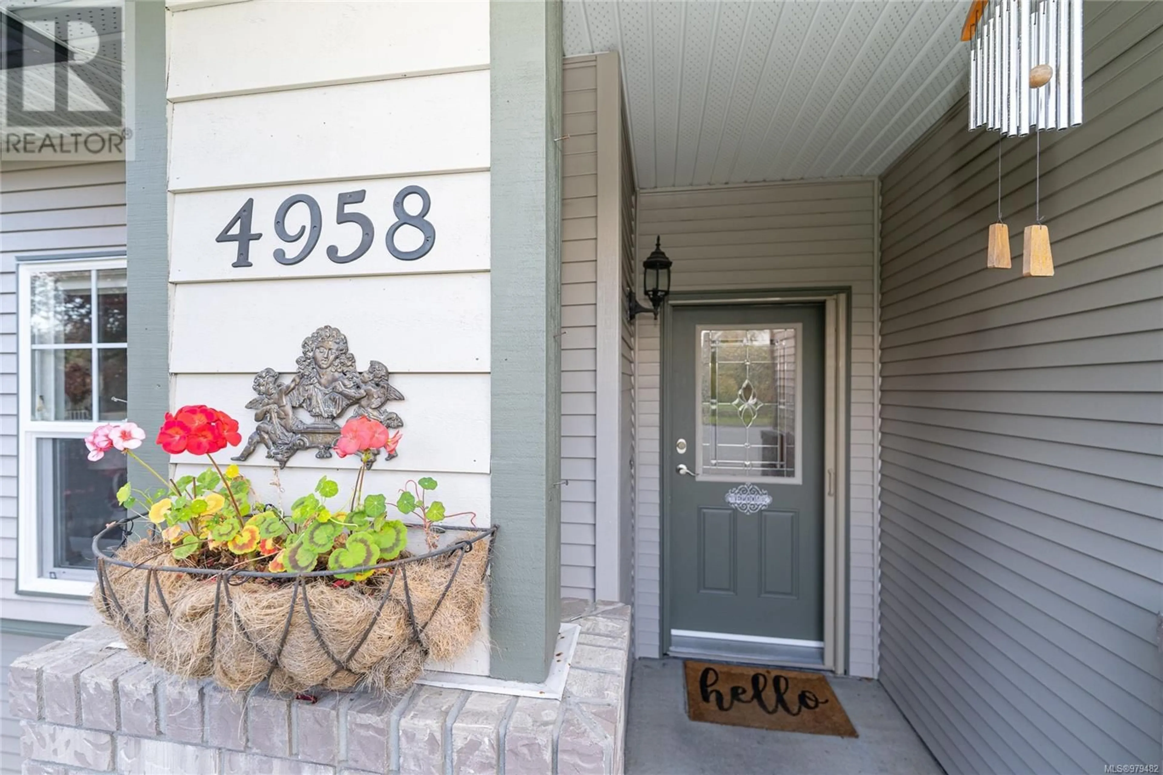 Indoor entryway, wood floors for 4958 Coventry Lane, Ladysmith British Columbia V9G1J7