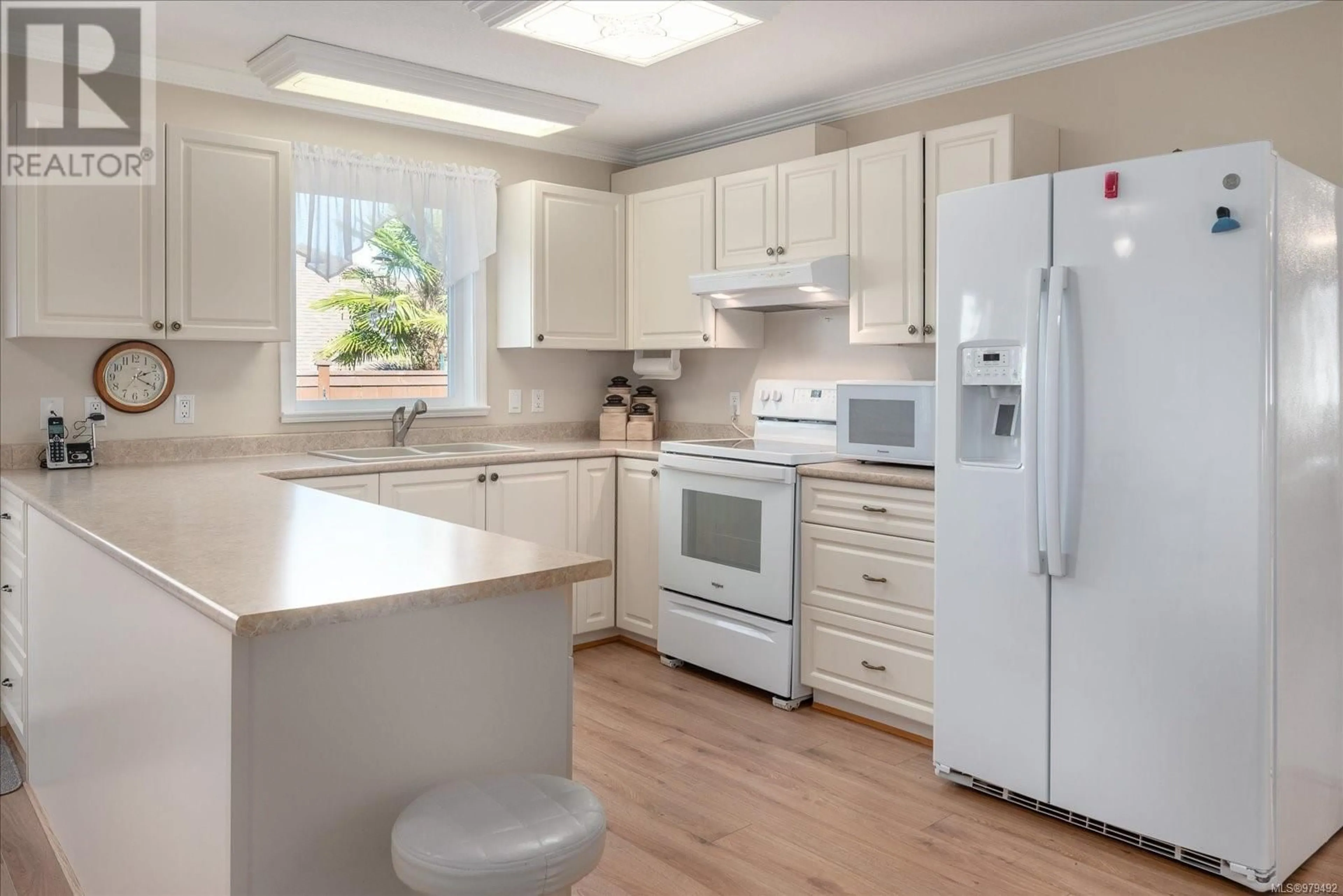 Standard kitchen, wood floors, cottage for 826 Redonda Pl, Qualicum Beach British Columbia V9K1R4