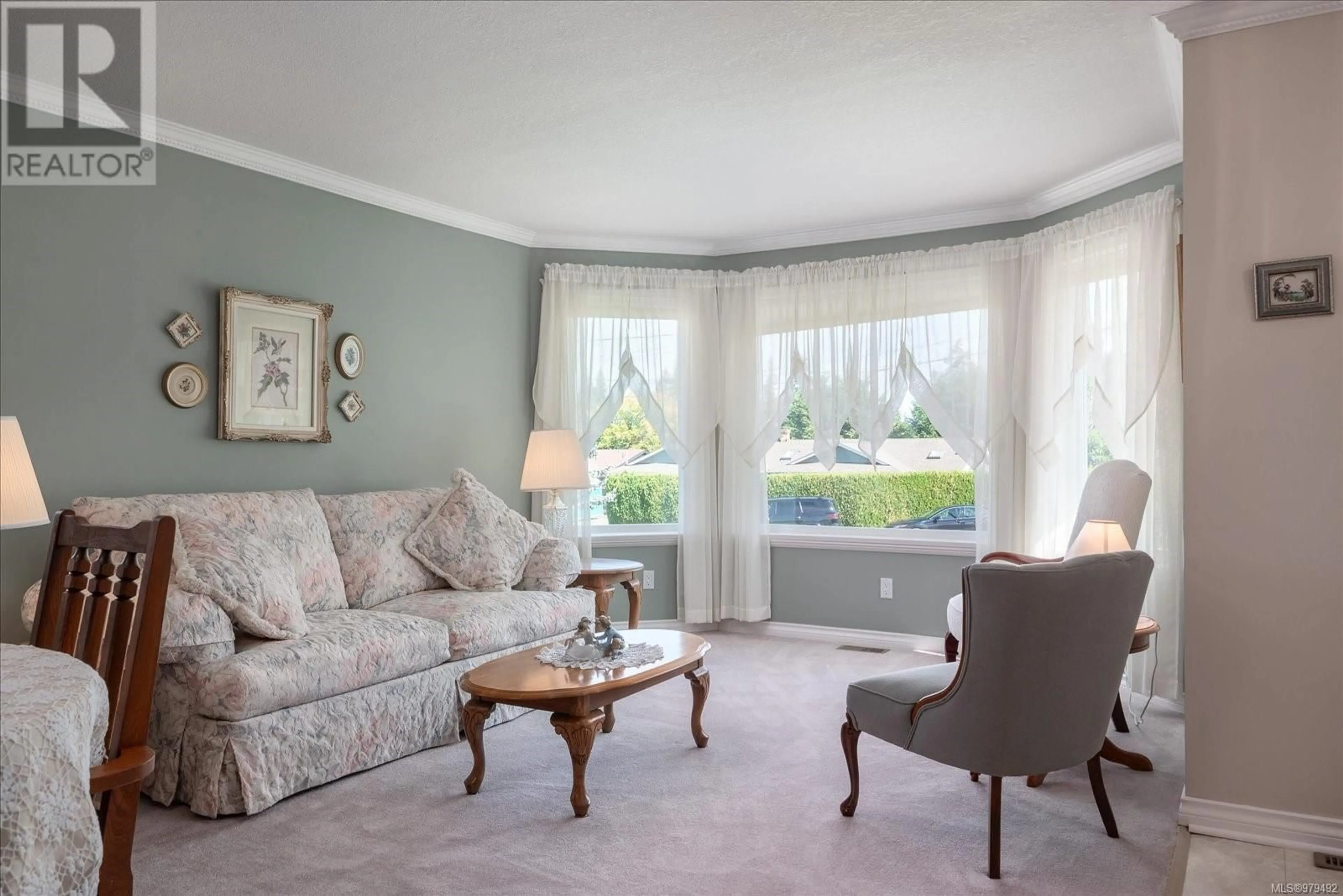 Living room, carpet floors for 826 Redonda Pl, Qualicum Beach British Columbia V9K1R4