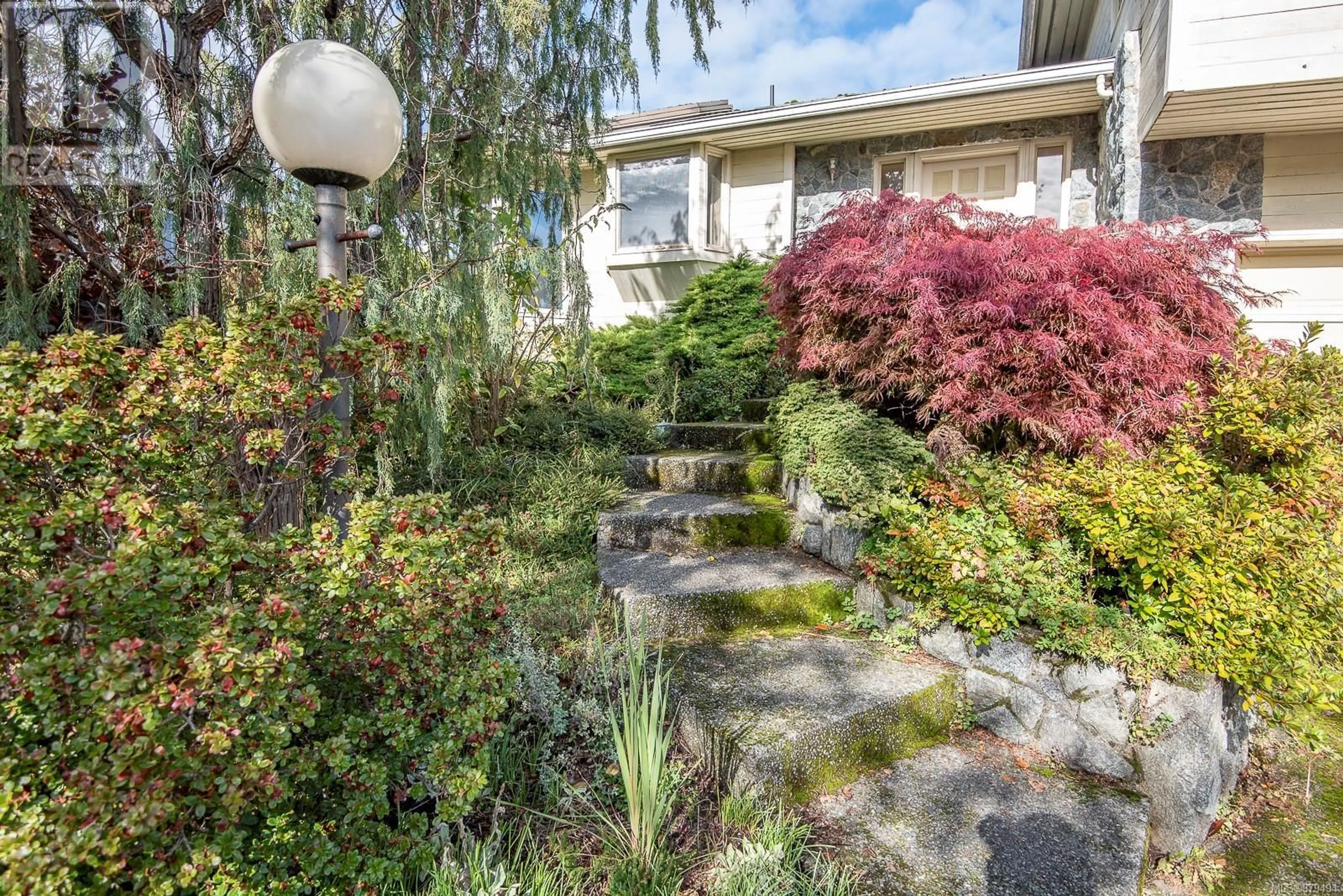 Patio, cottage for 3569 McInnis Rise, Saanich British Columbia V8P5M7