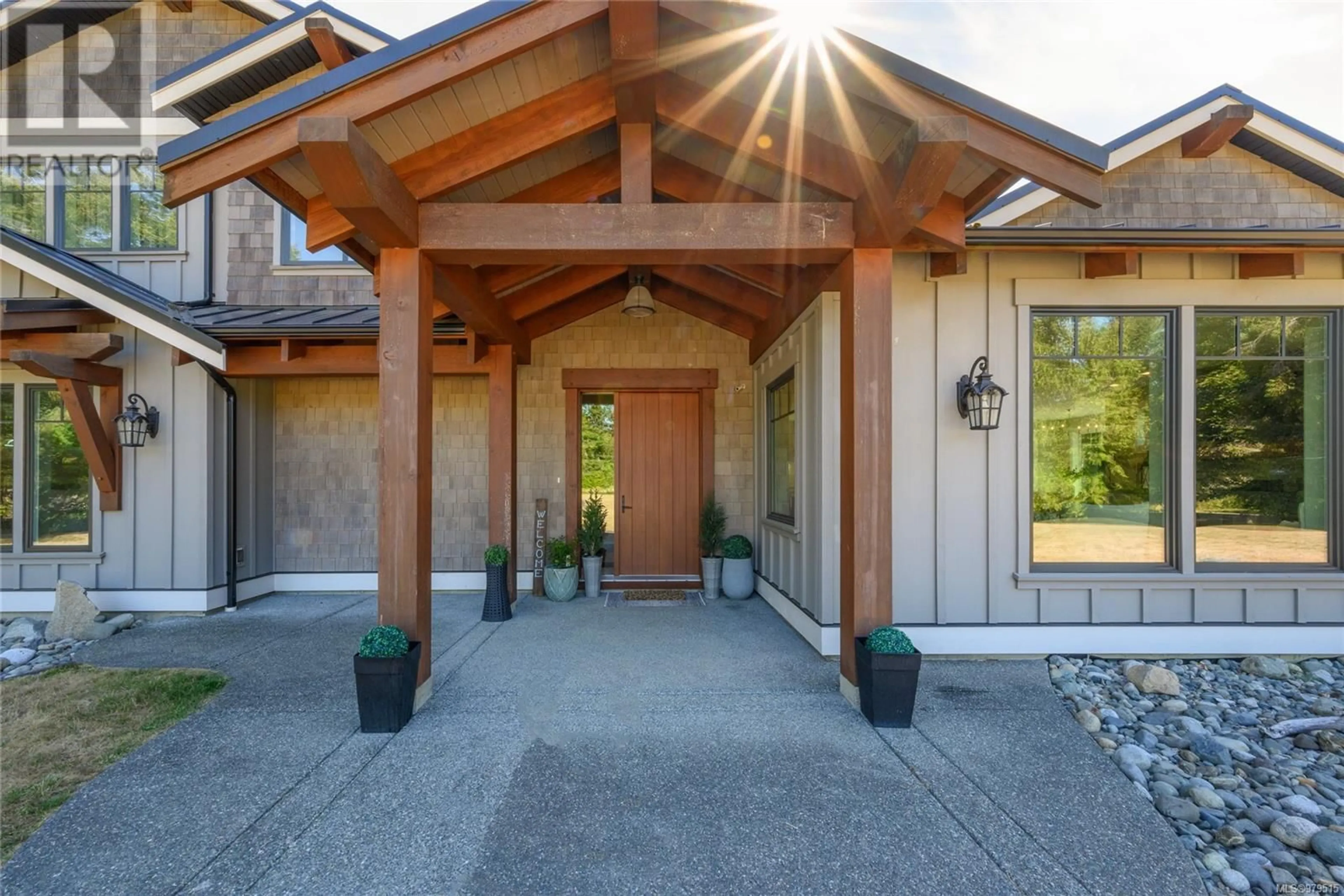 Indoor entryway, wood floors for 730 Parry's Park Rd, Parksville British Columbia V9P1T8