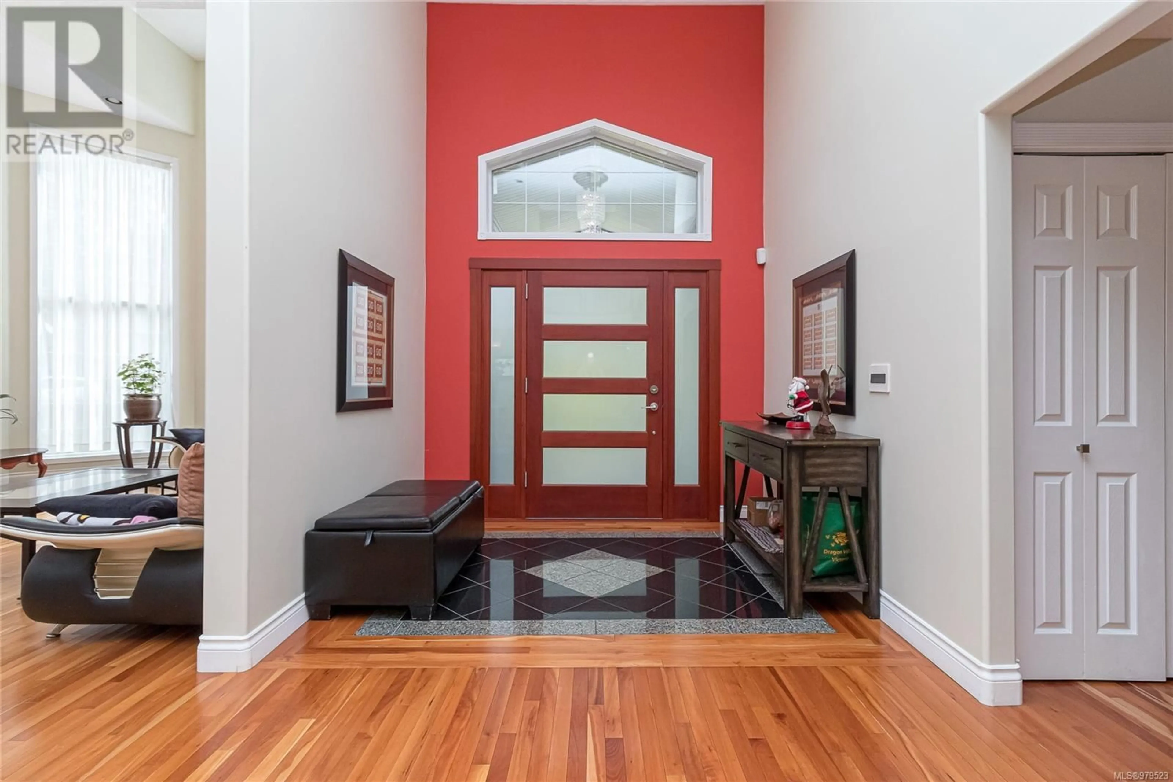 Indoor entryway, wood floors for 812 Dalewood Lane, Saanich British Columbia V8X5G6