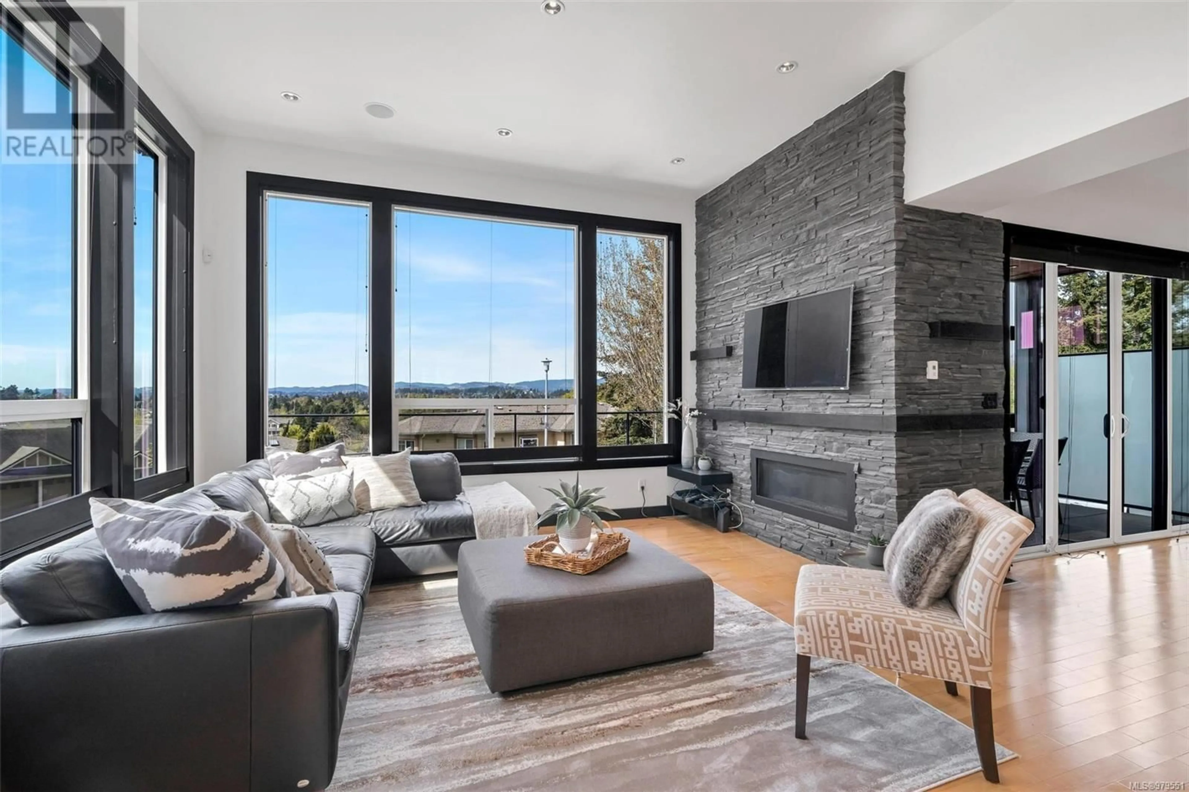 Living room, wood floors for 4015 Rainbow St, Saanich British Columbia V8X2A8