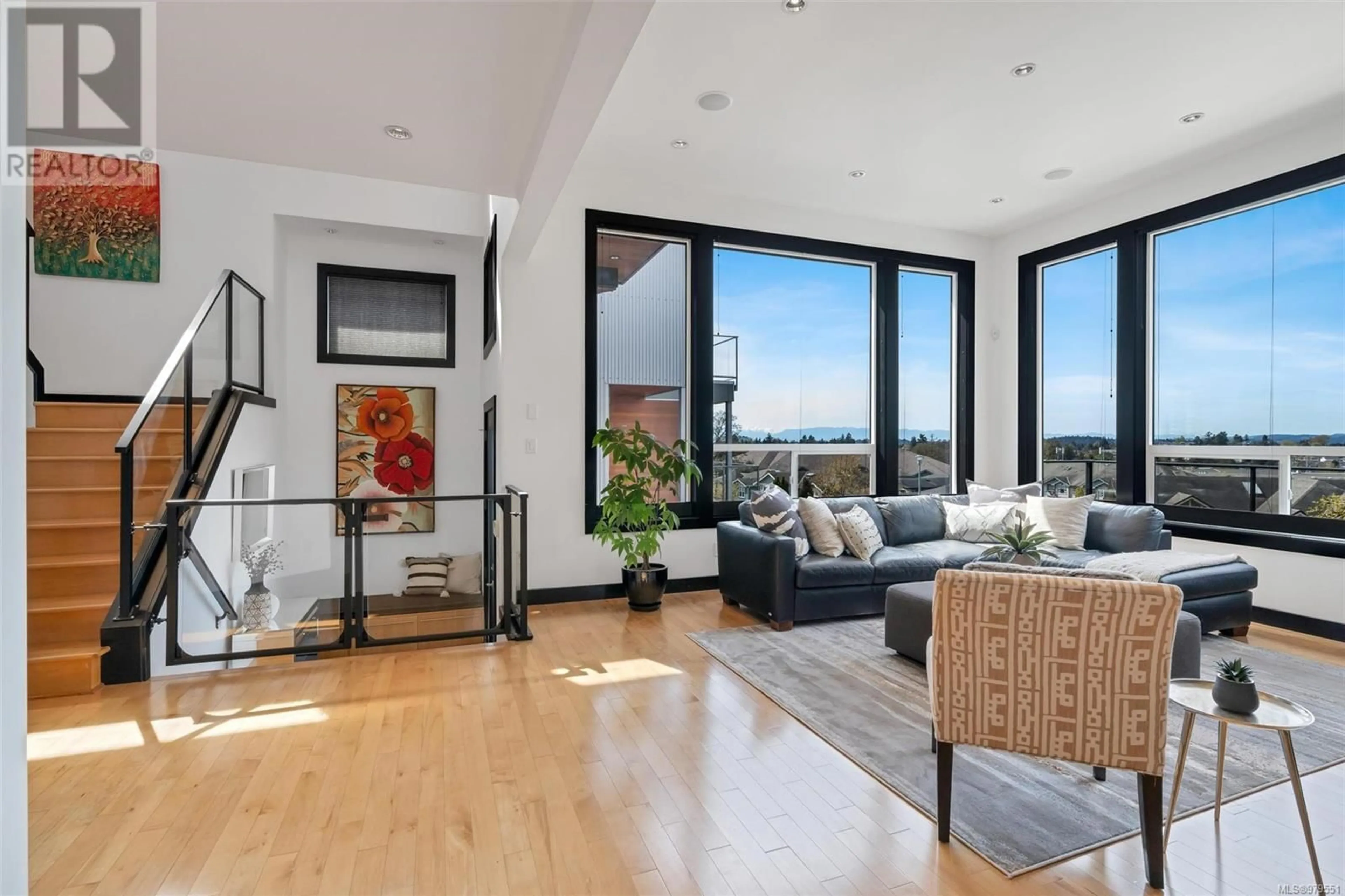 Living room, wood floors for 4015 Rainbow St, Saanich British Columbia V8X2A8