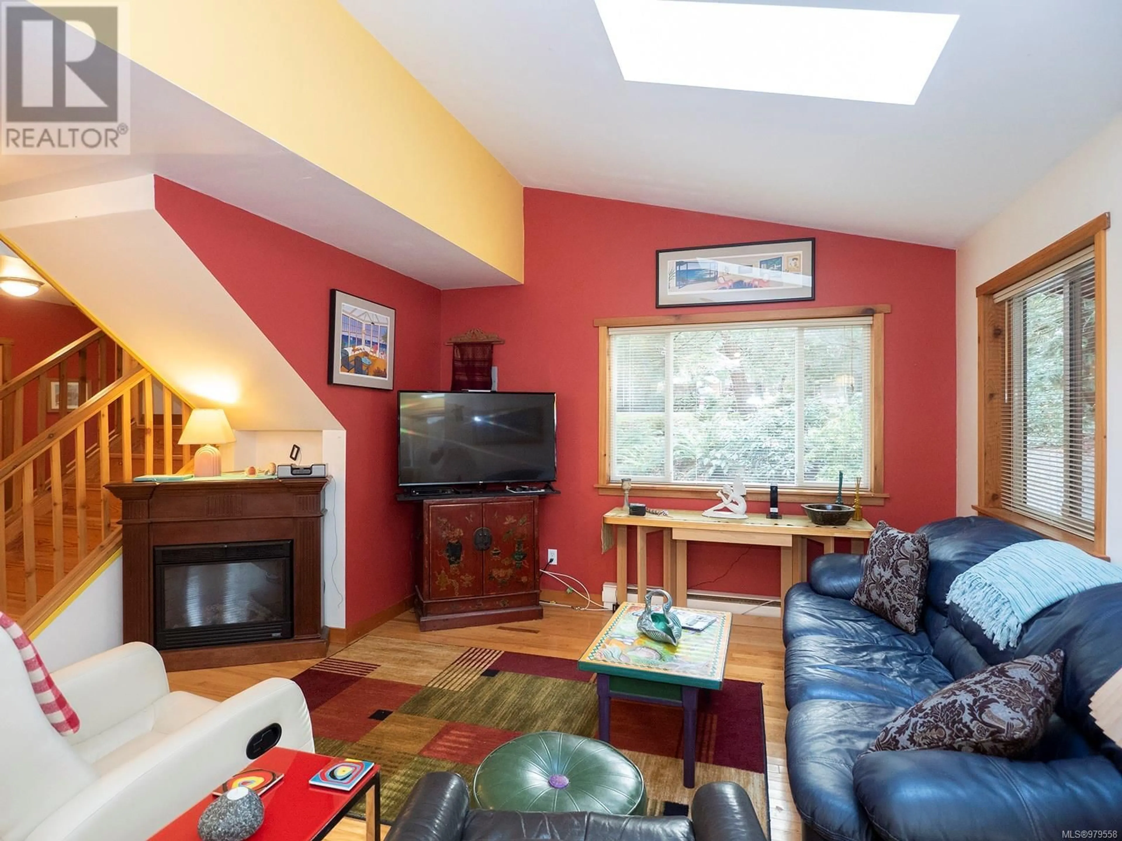 Living room with furniture, wood/laminate floor for 14 TREASURE TRAIL, Protection Island British Columbia V9R6R1