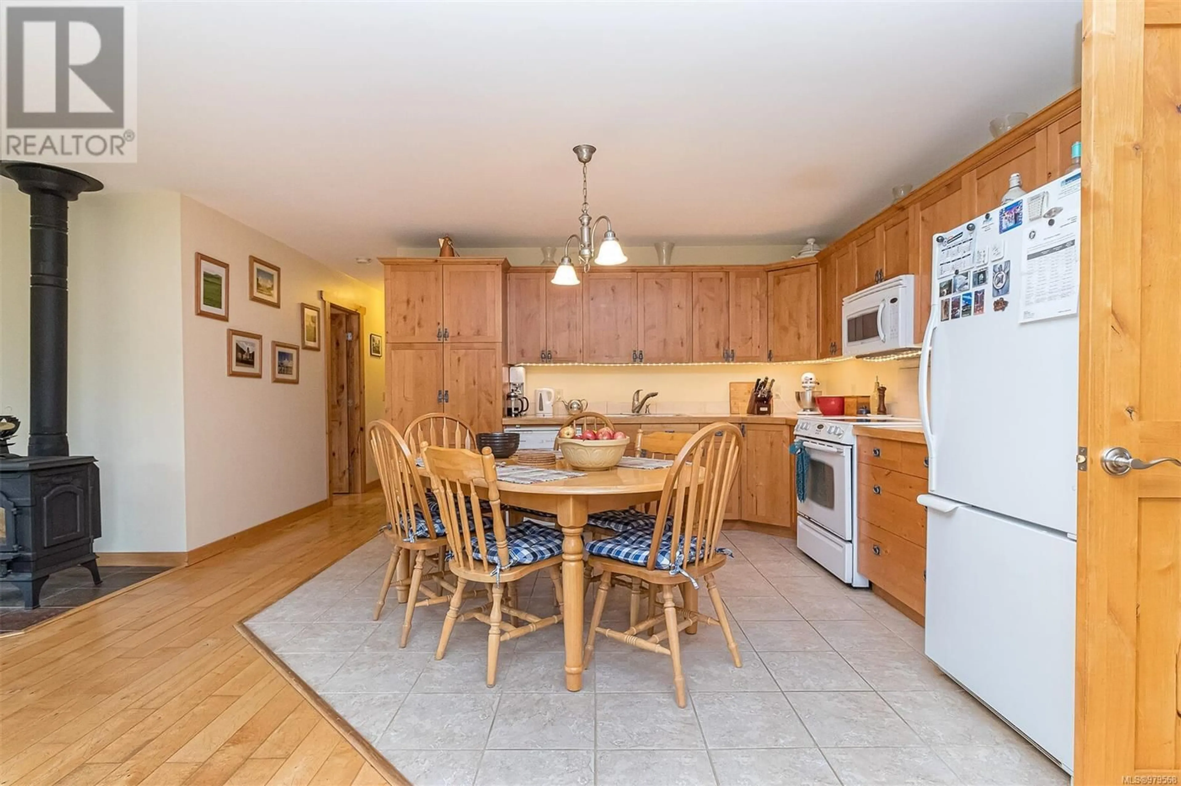 Standard kitchen, wood floors, cottage for 155 Kenmuir Rd, Qualicum Beach British Columbia V9K2E7