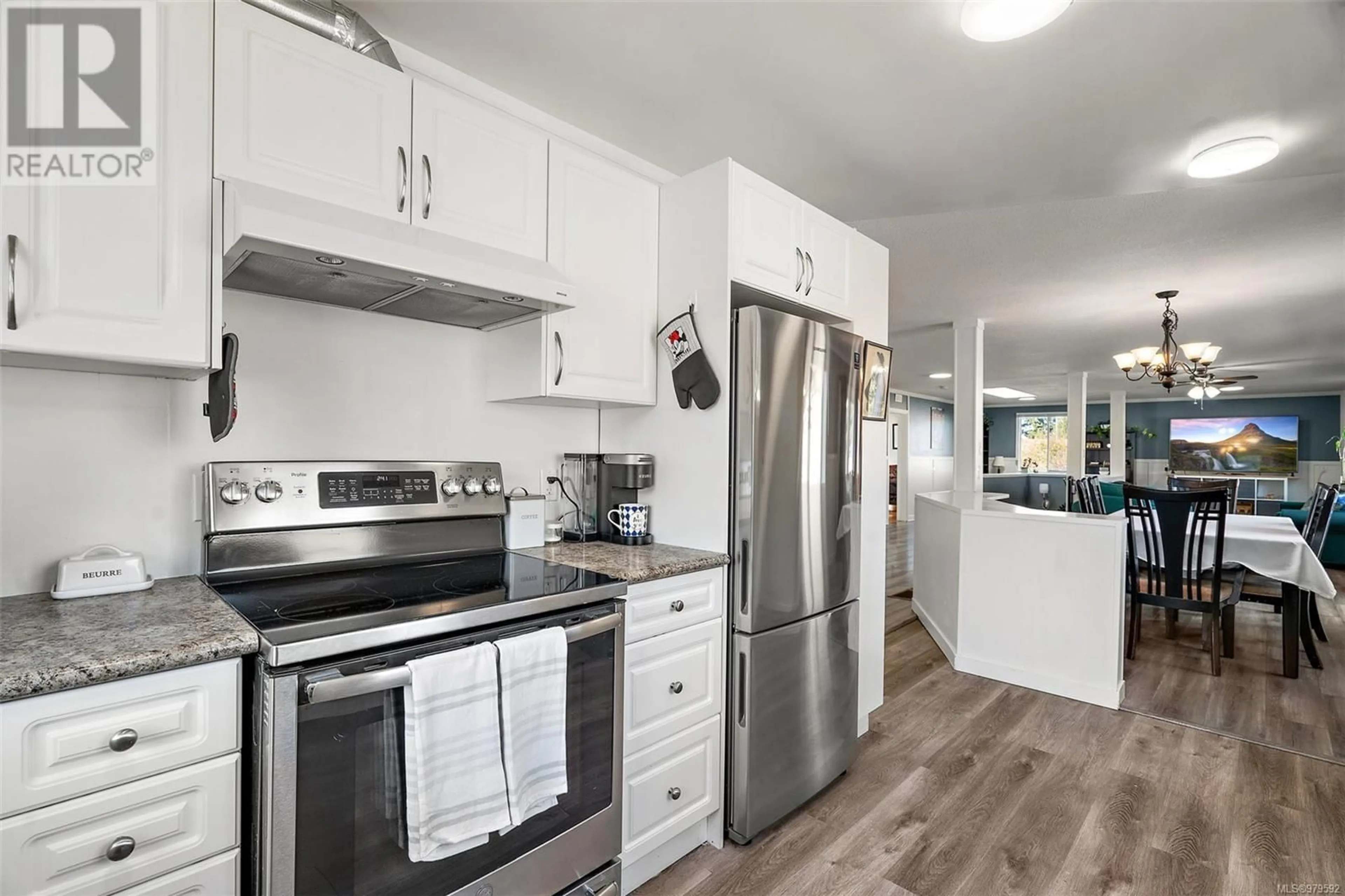 Open concept kitchen for 1060 Wharncliffe Rd, Duncan British Columbia V9L2K7