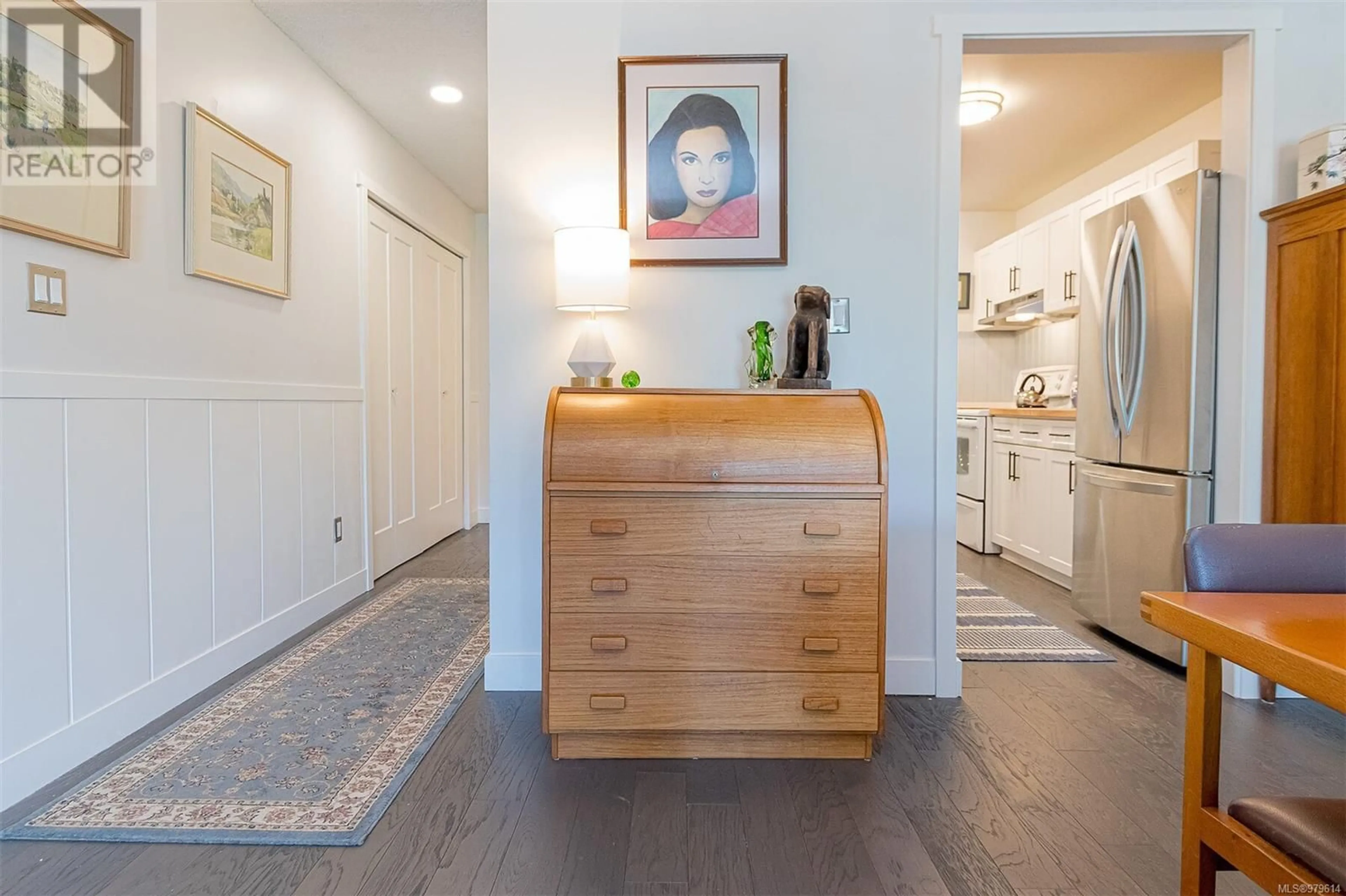 Indoor entryway, wood floors for 302 1241 Fairfield Rd, Victoria British Columbia V8V3B3