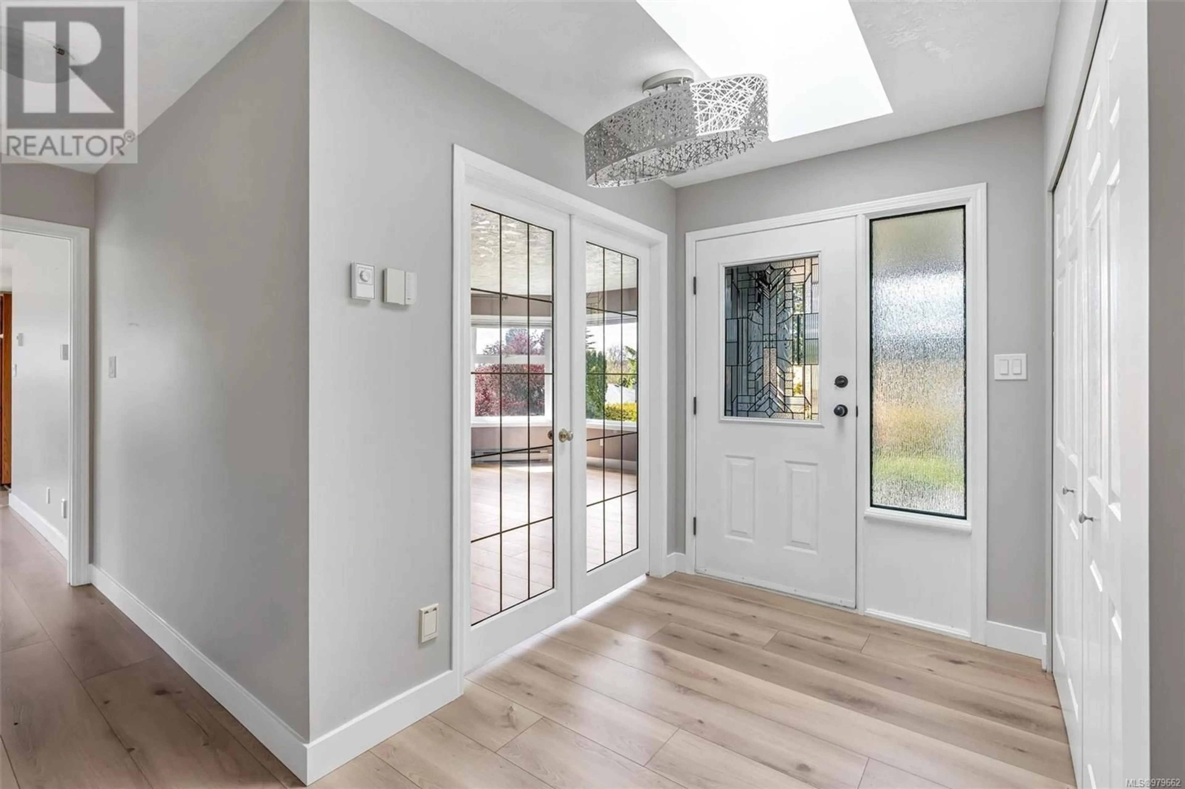 Indoor entryway, wood floors for 4399 Torrington Pl, Saanich British Columbia V8N4T3