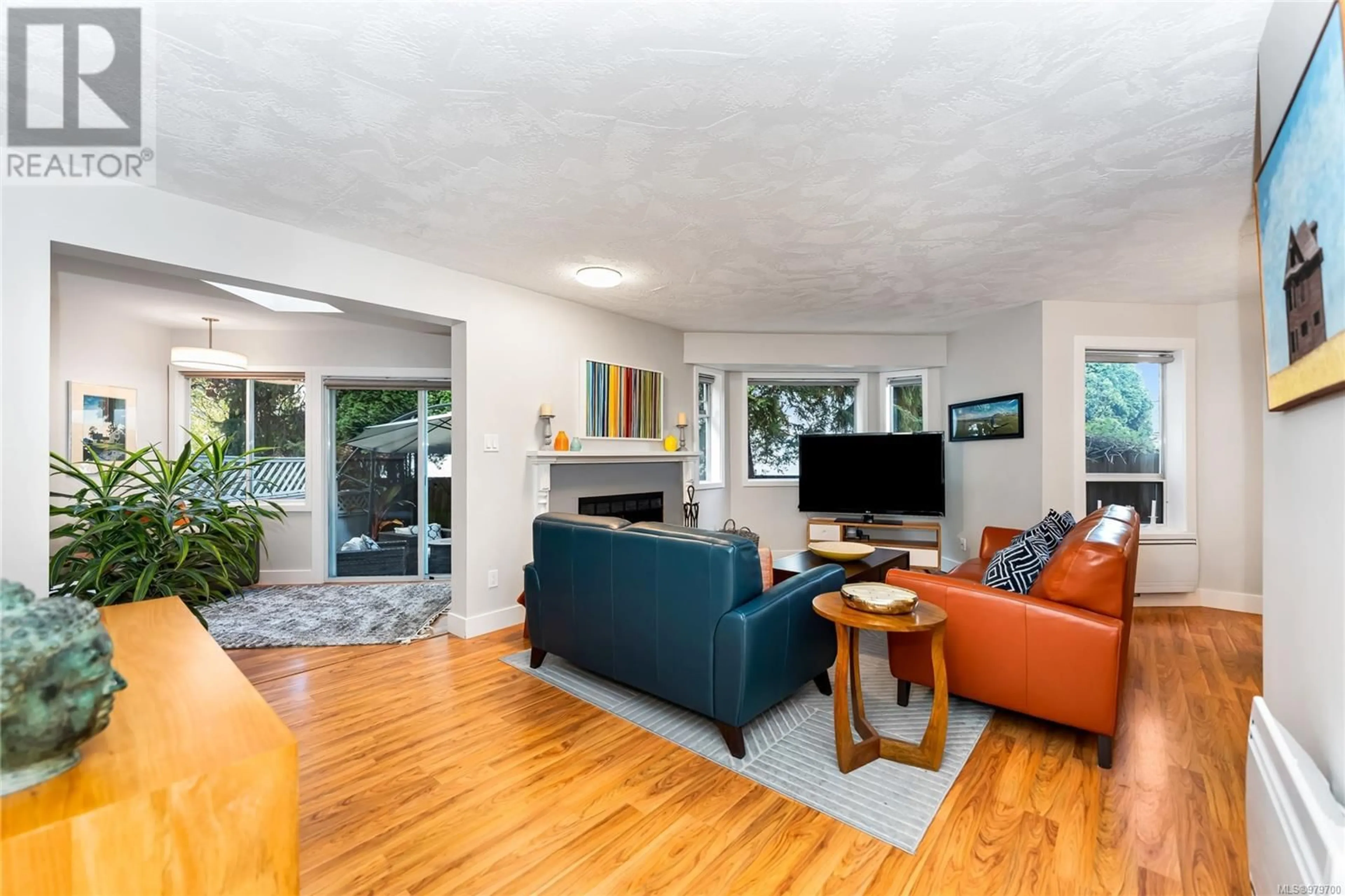 Living room, wood floors for 1047 Richardson St, Victoria British Columbia V8V3C6