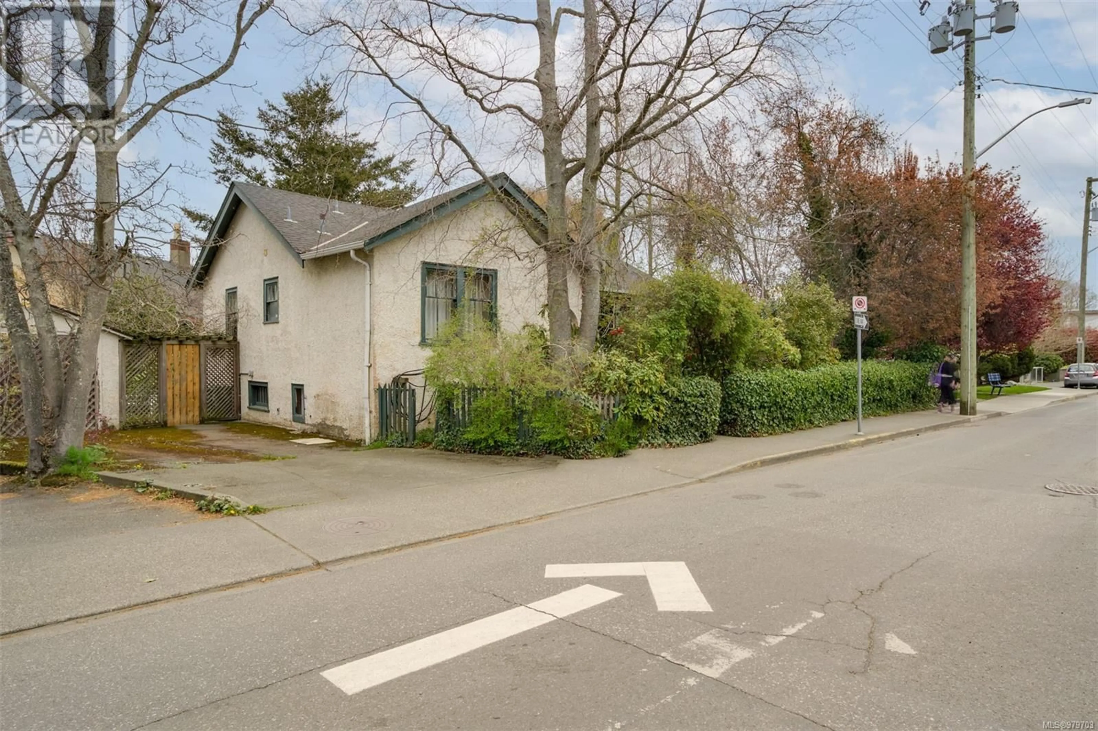 Frontside or backside of a home, the street view for 516 Simcoe St, Victoria British Columbia V8W1L8