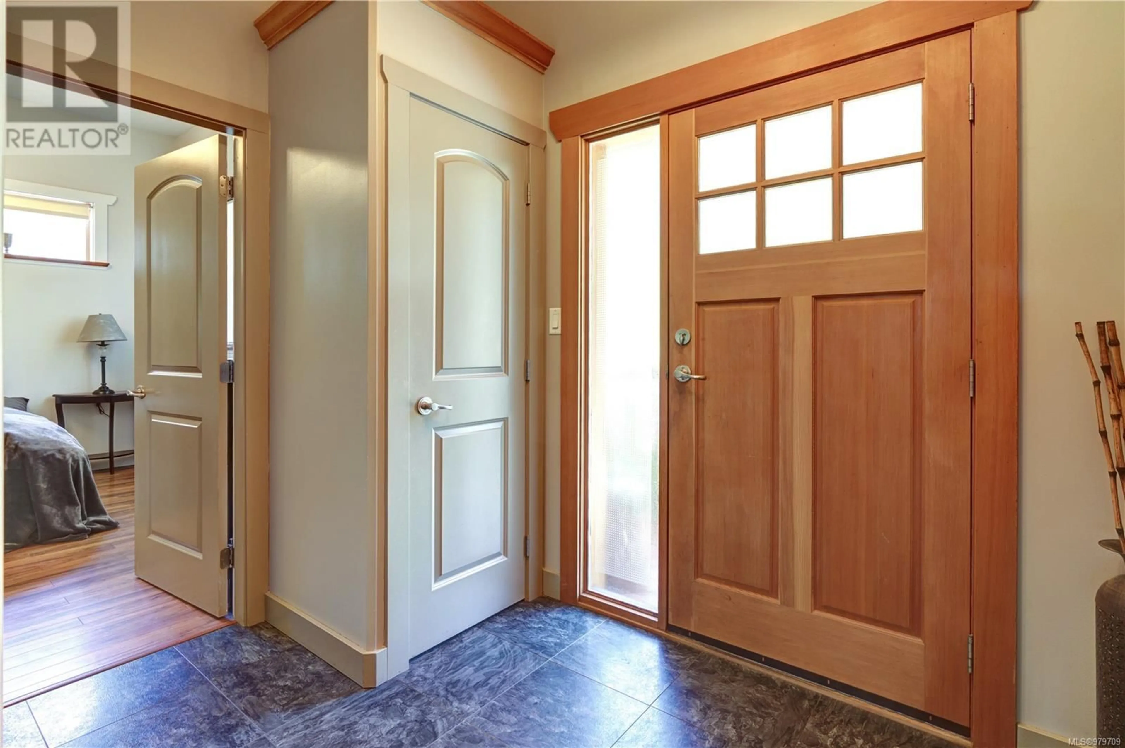 Indoor entryway, wood floors for 6165 Dennie Lane, Nanaimo British Columbia V9T0A5