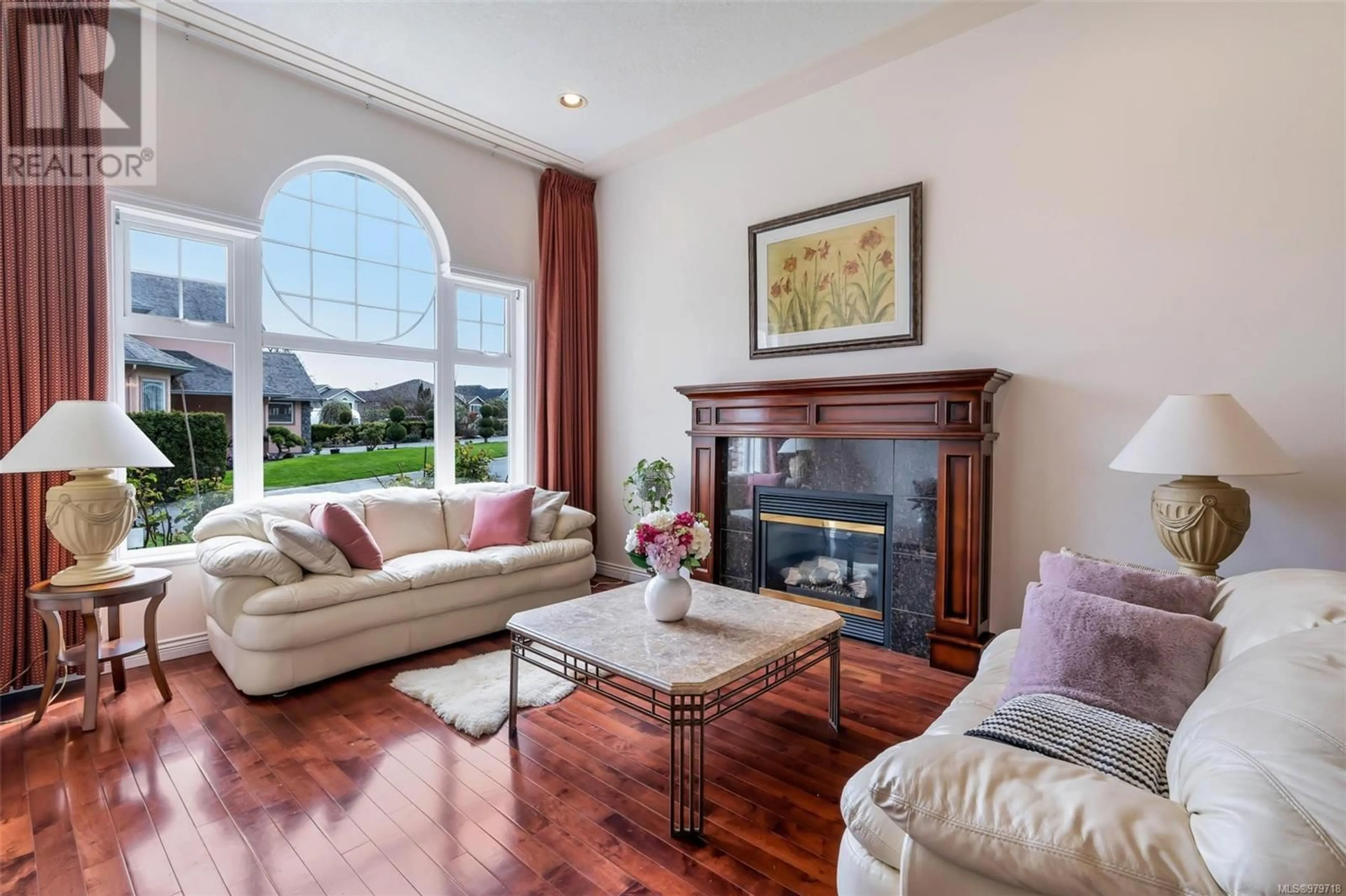 Living room, wood floors for 4252 Oakview Close, Saanich British Columbia V8N6M8