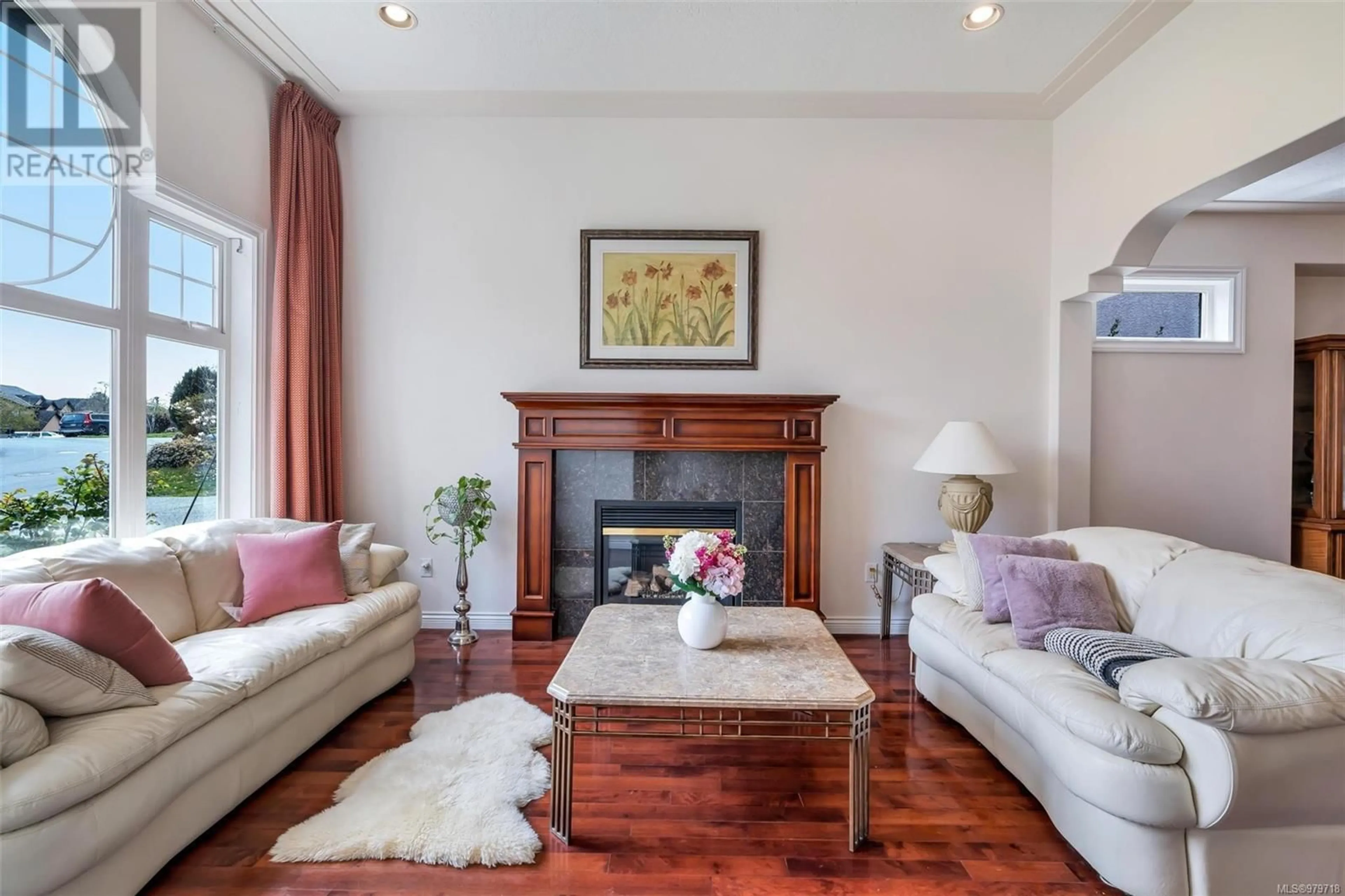 Living room, wood floors for 4252 Oakview Close, Saanich British Columbia V8N6M8