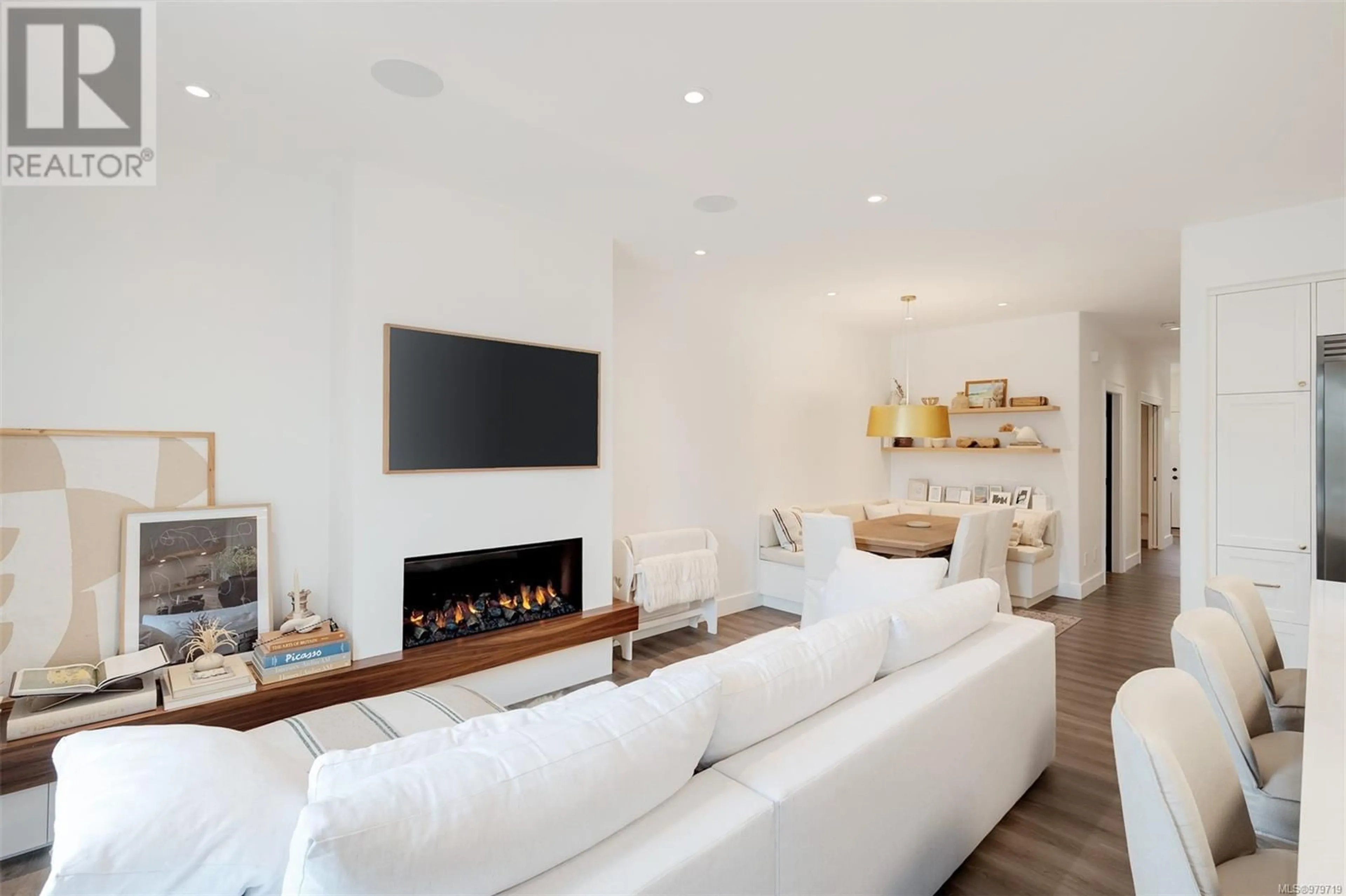 Living room, wood floors for 4 4583 Wilkinson Rd, Saanich British Columbia V8Z5C3