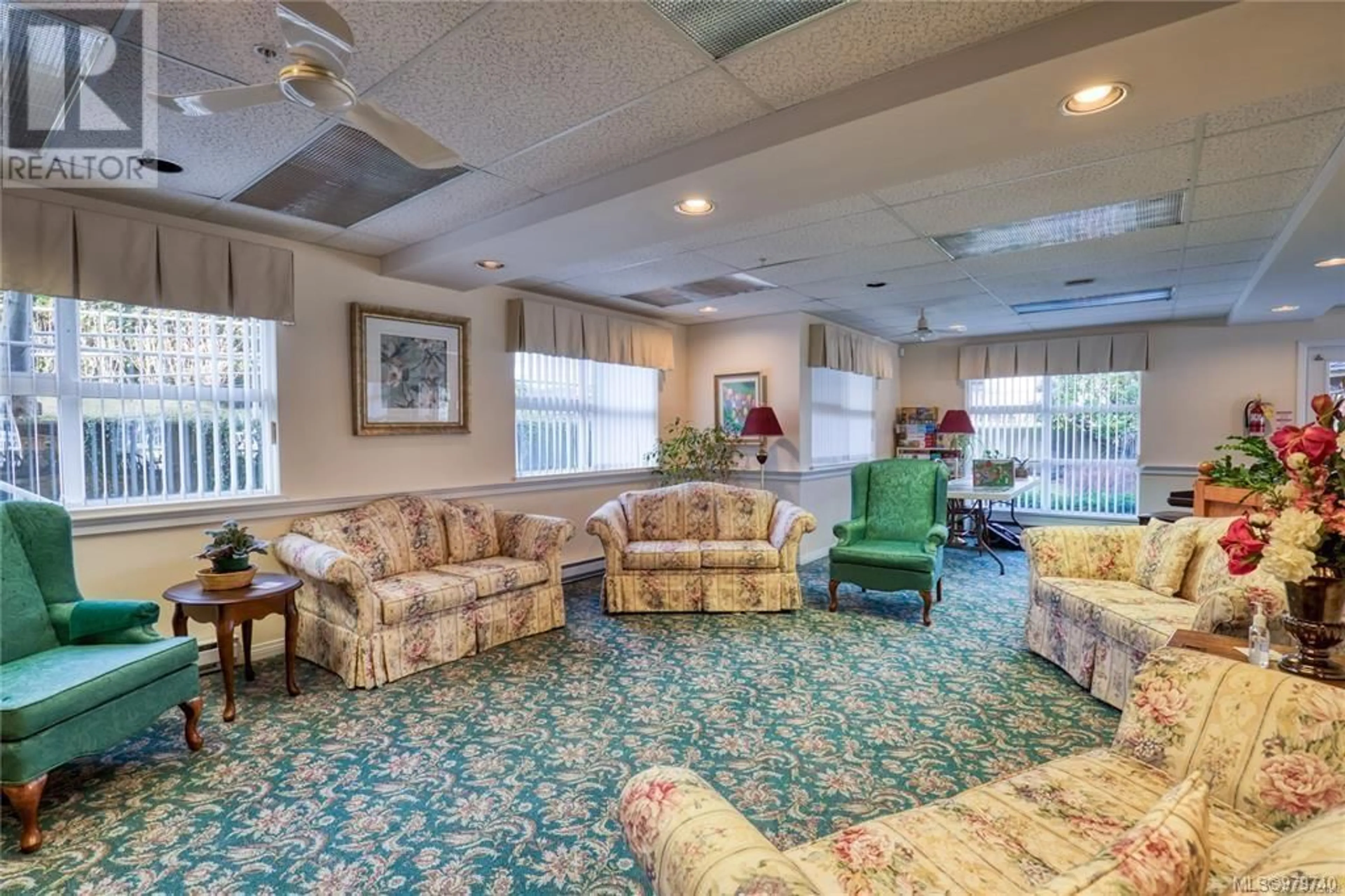 Indoor lobby, carpet floors for 203 750 Memorial Ave, Qualicum Beach British Columbia V9K2P6