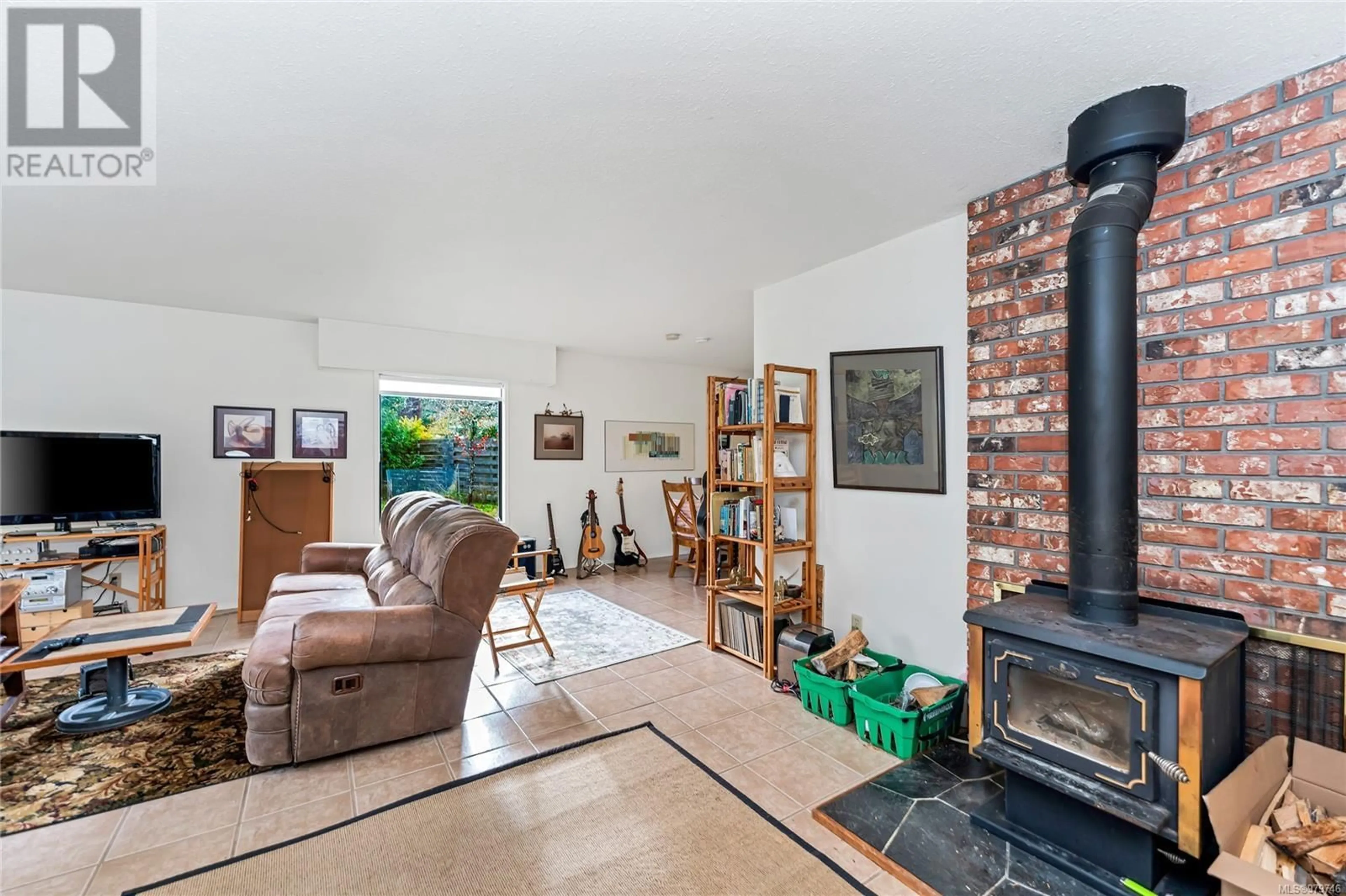 Living room with furniture, unknown for 131 FER DE LANCE ROAD, Salt Spring British Columbia V8K1B1